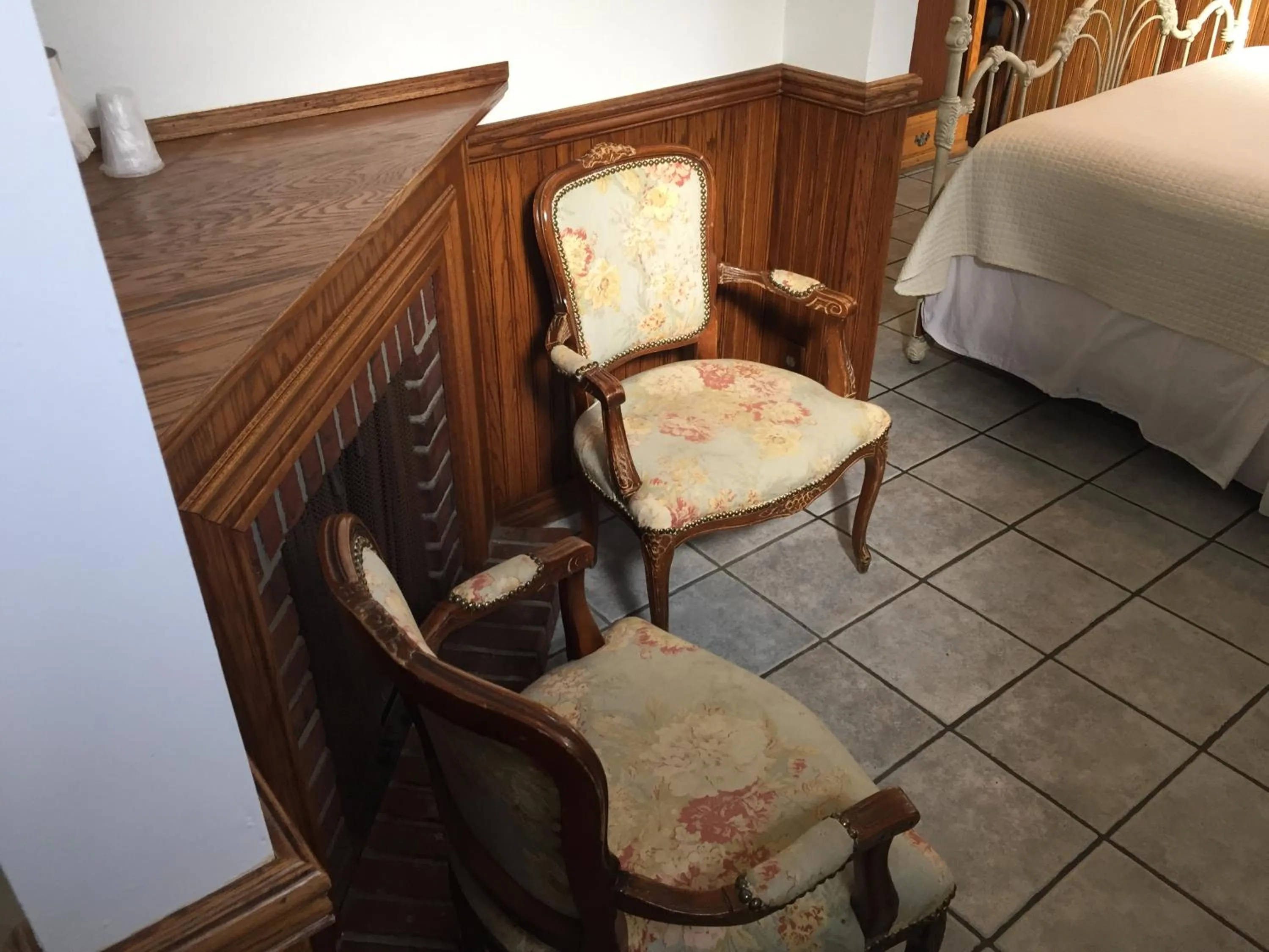 Seating area, Bed in Catalina Island Seacrest Inn