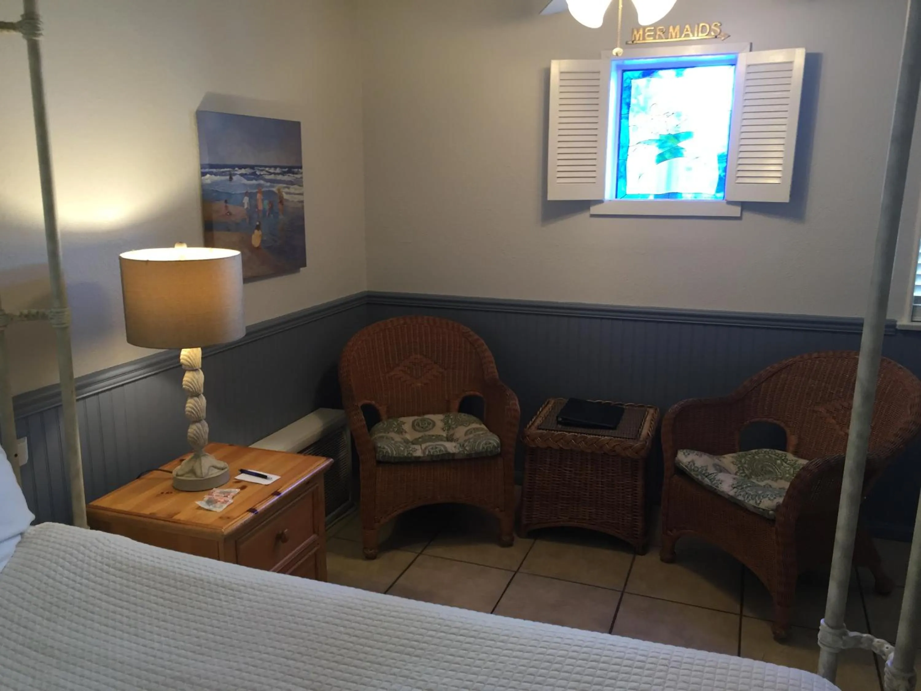 Seating area, Bed in Catalina Island Seacrest Inn