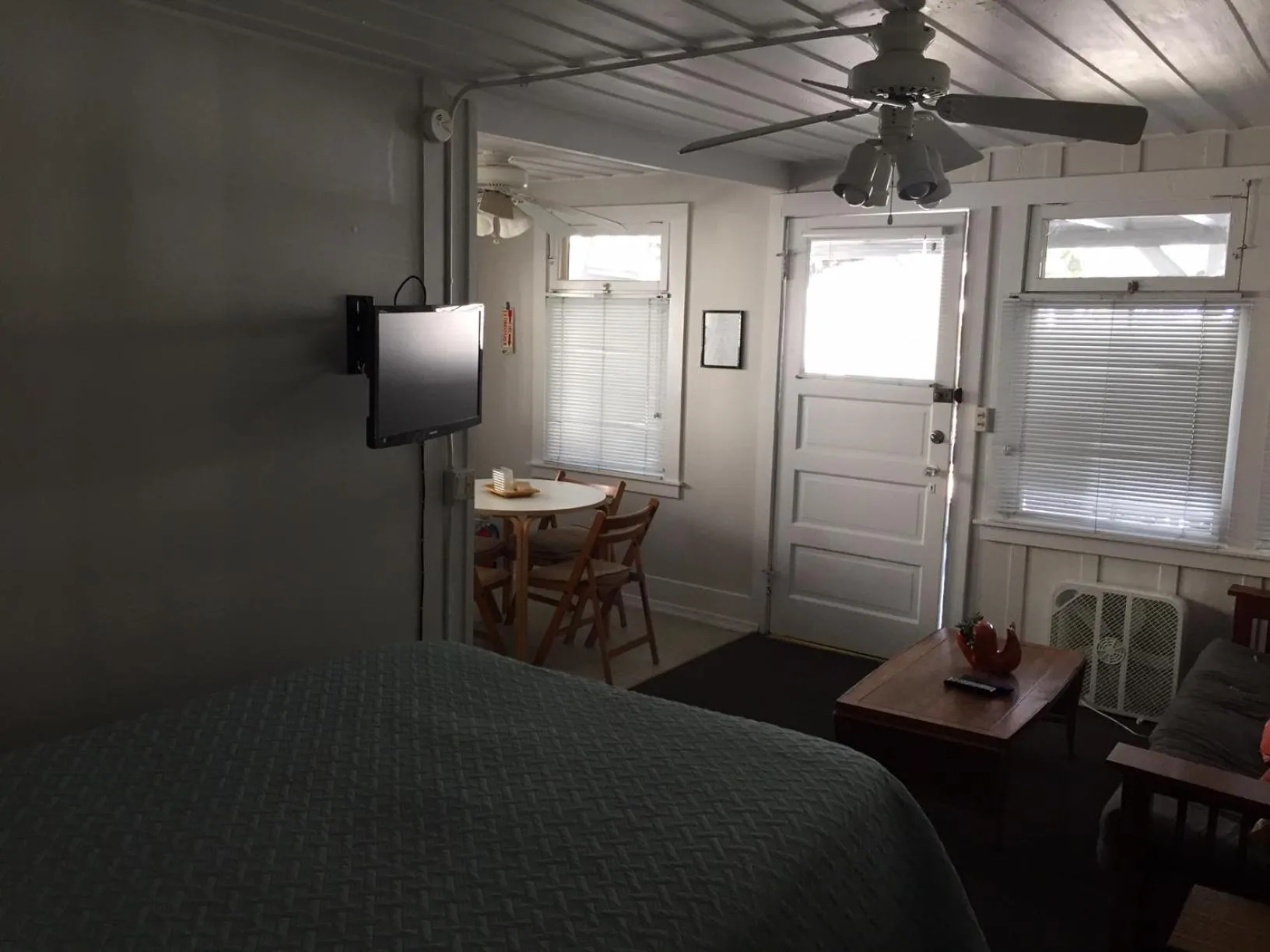 Bed in Catalina Island Seacrest Inn