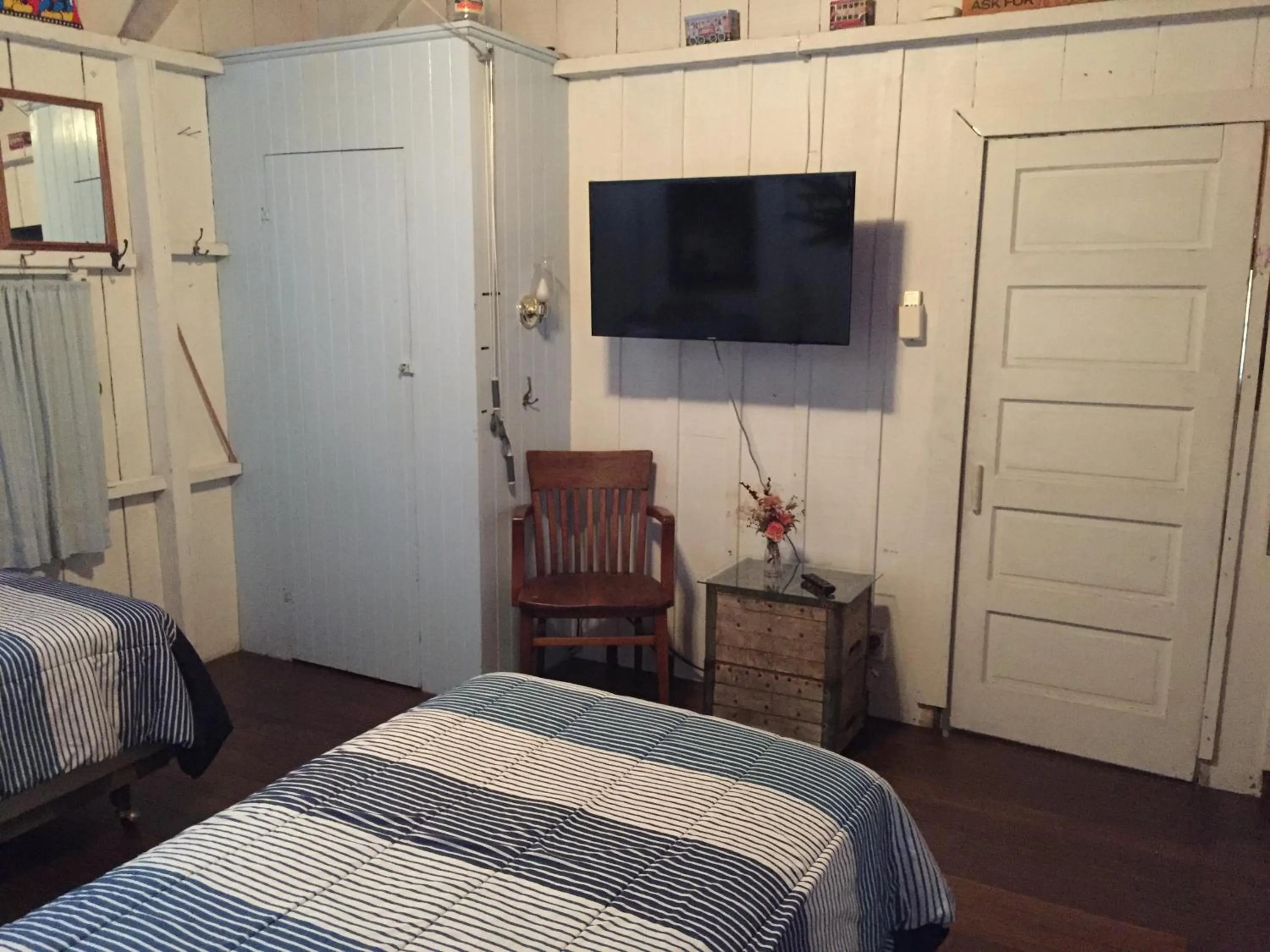 Bed in Catalina Island Seacrest Inn