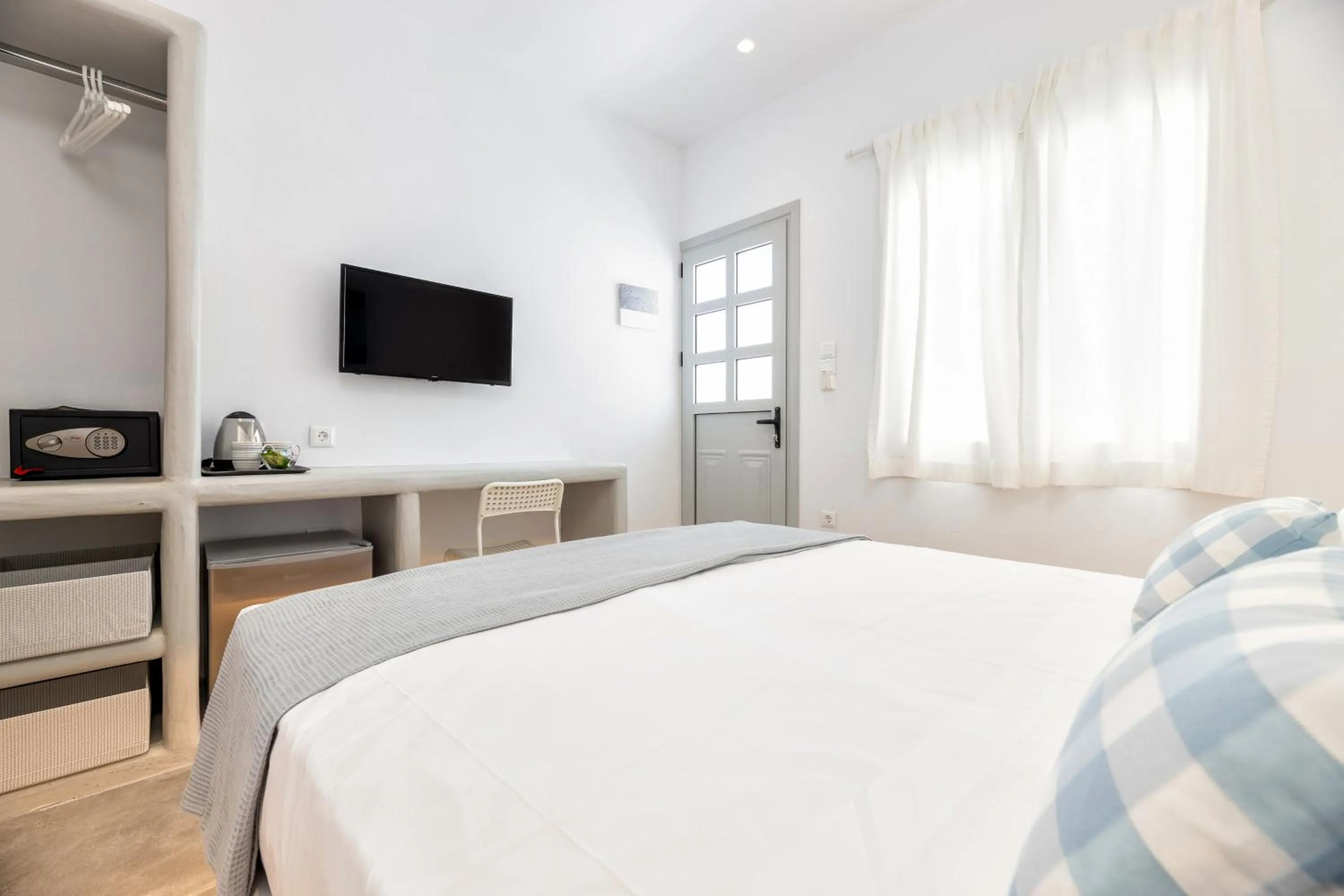 Photo of the whole room, Bed in Pelican Paros
