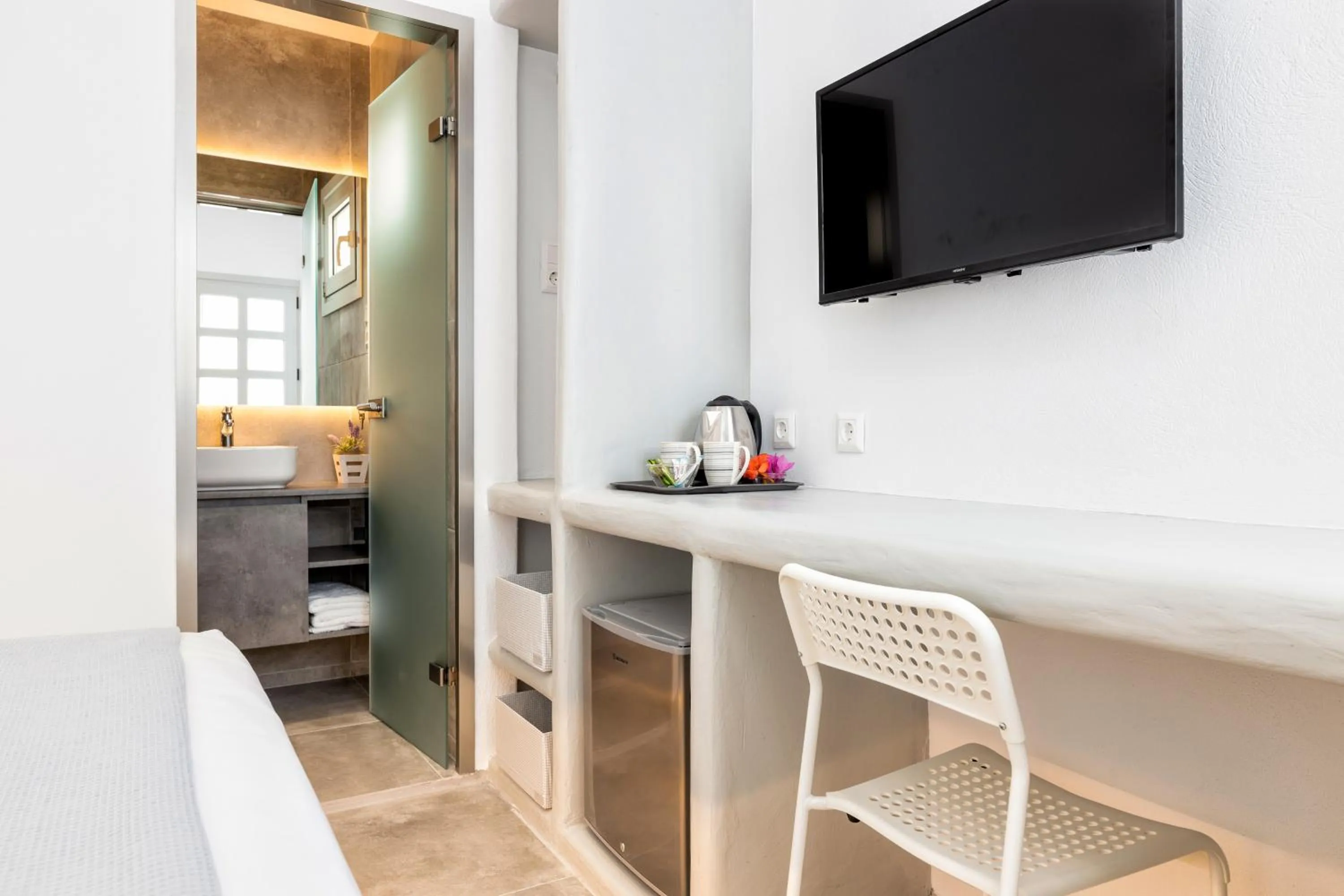 TV and multimedia in Pelican Paros