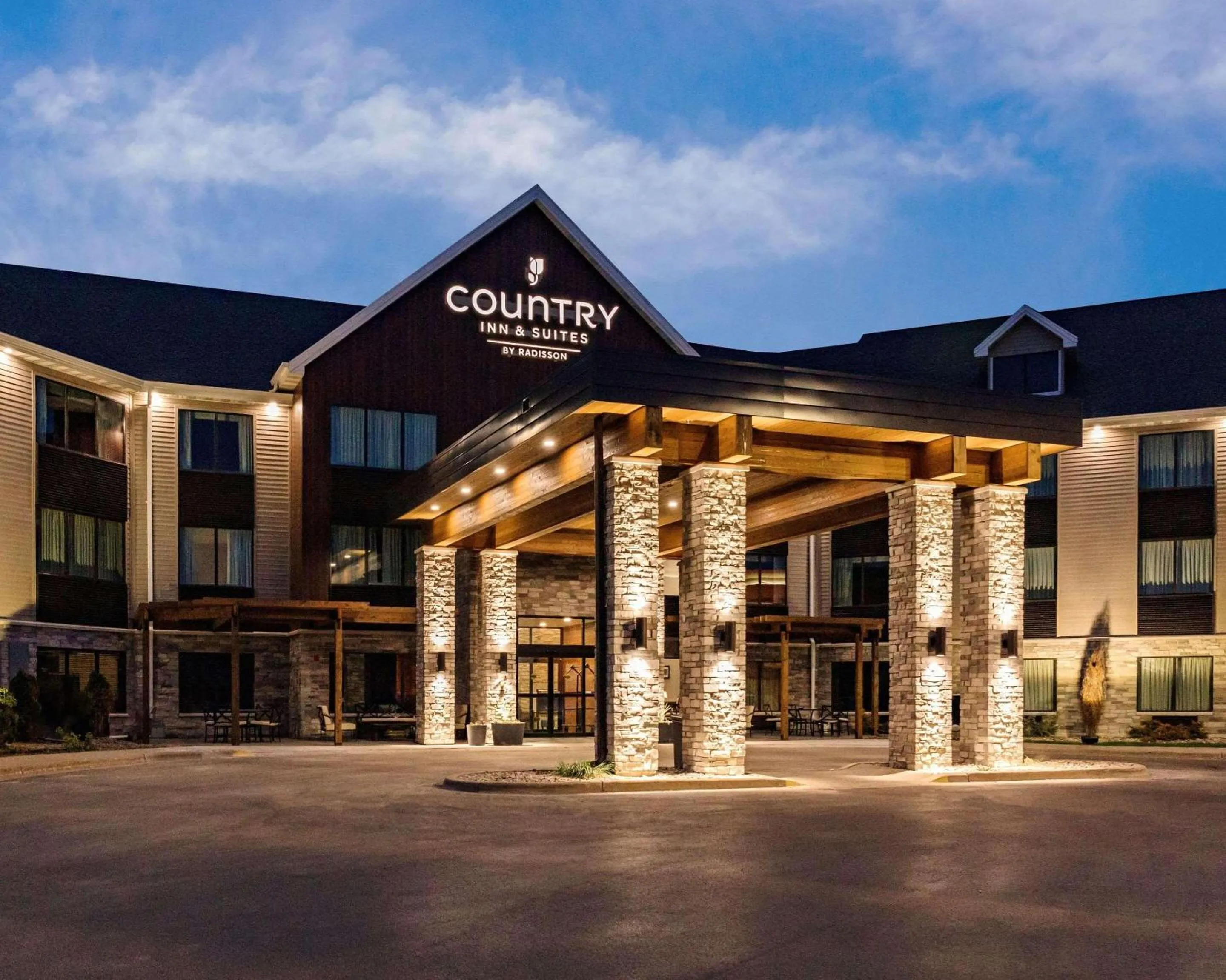 Property building in Country Inn & Suites by Radisson, Appleton Airport - Fox River Mall Area