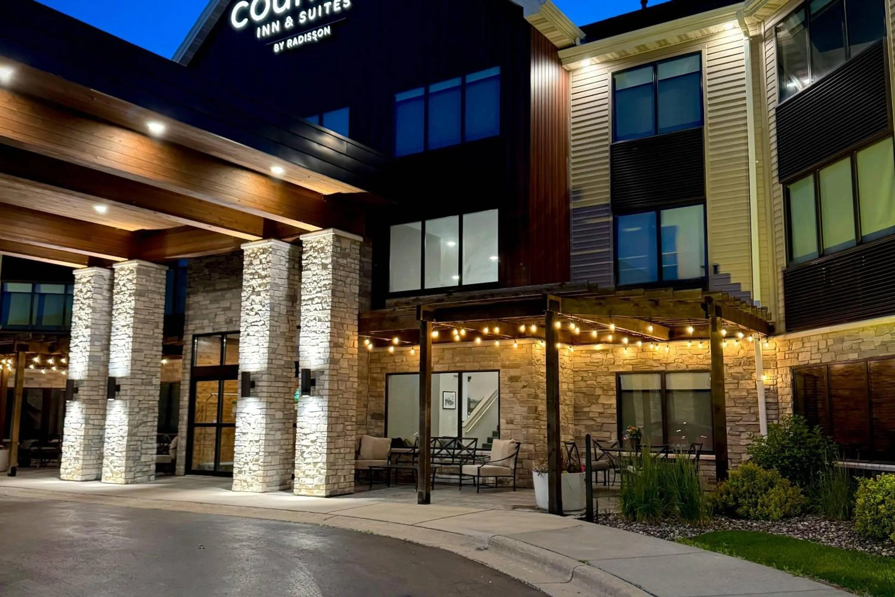 Property building in Country Inn & Suites by Radisson, Appleton Airport - Fox River Mall Area