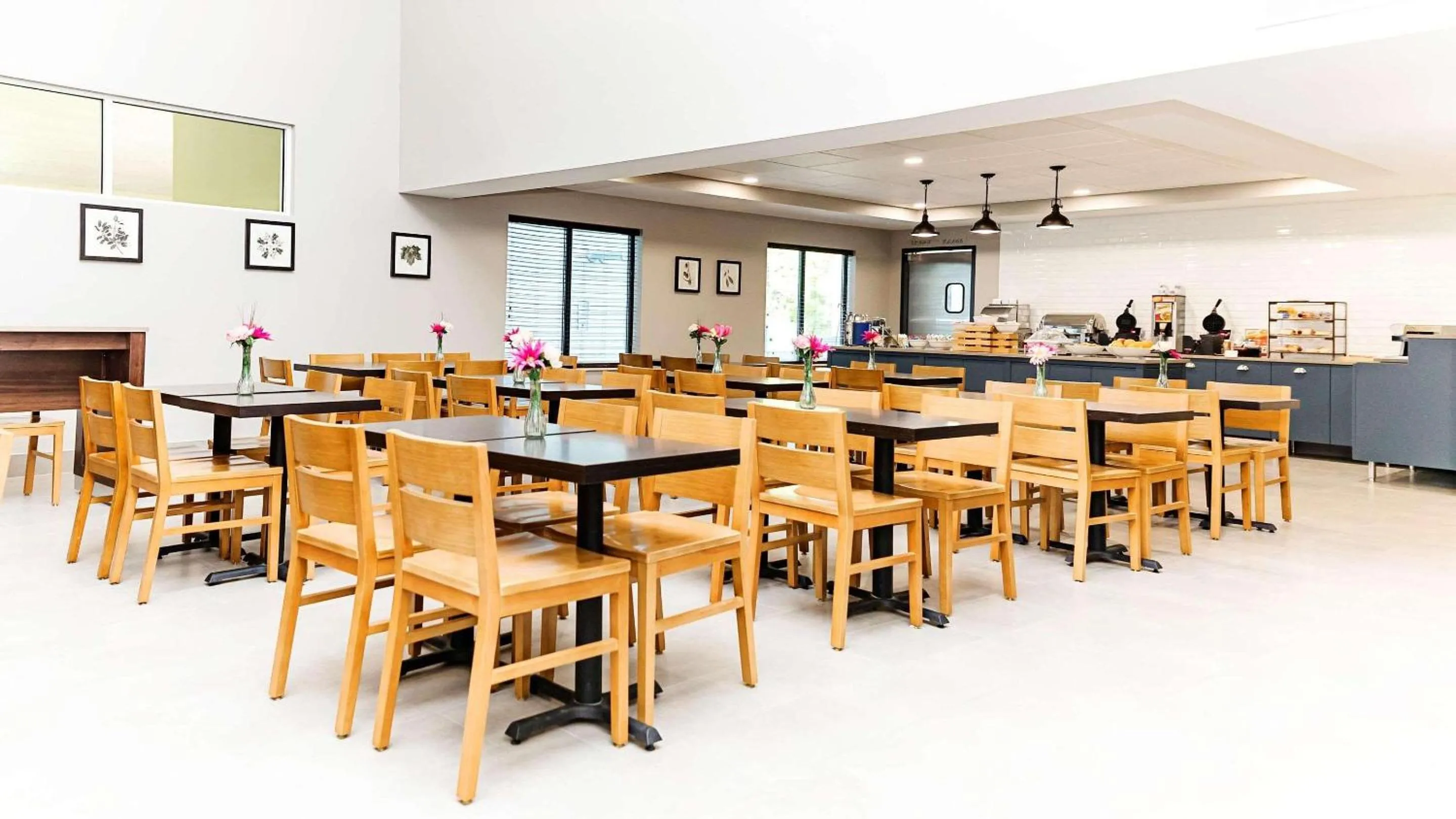 Breakfast in Country Inn & Suites by Radisson, Appleton Airport - Fox River Mall Area