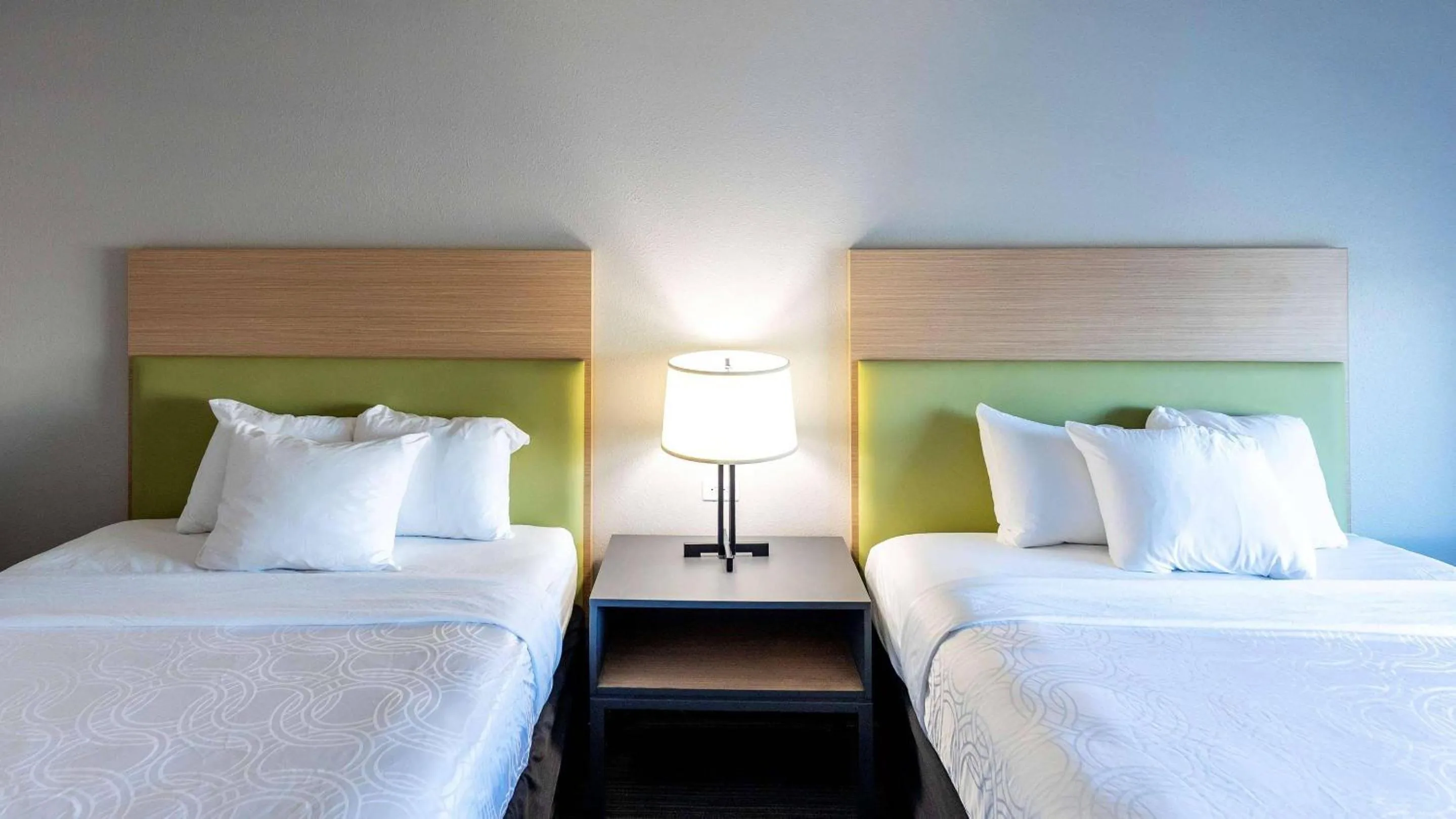Bedroom, Bed in Country Inn & Suites by Radisson, Appleton Airport - Fox River Mall Area