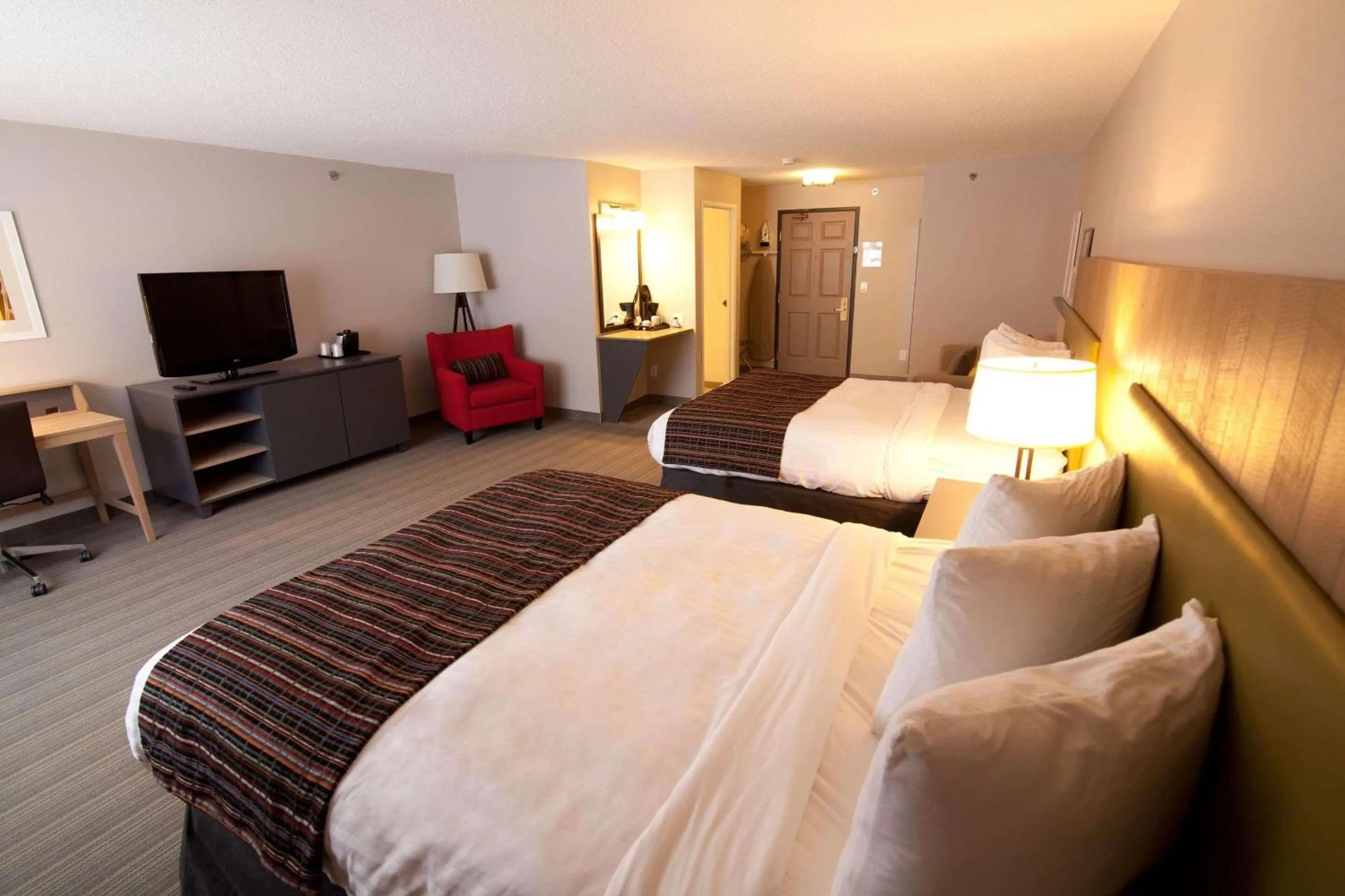 Bedroom, Bed in Country Inn & Suites by Radisson, Decorah, IA