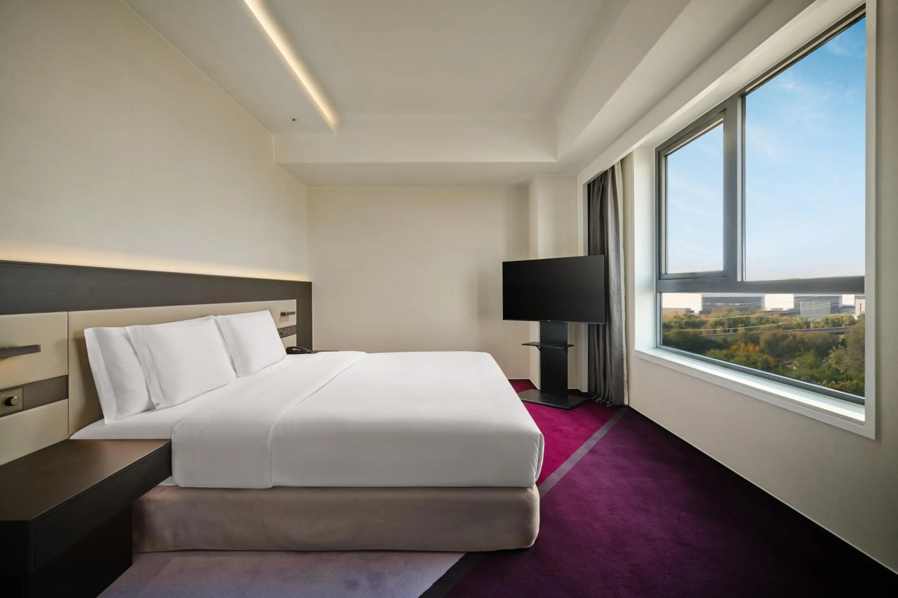 Bed in Crowne Plaza Beijing International Airport by IHG