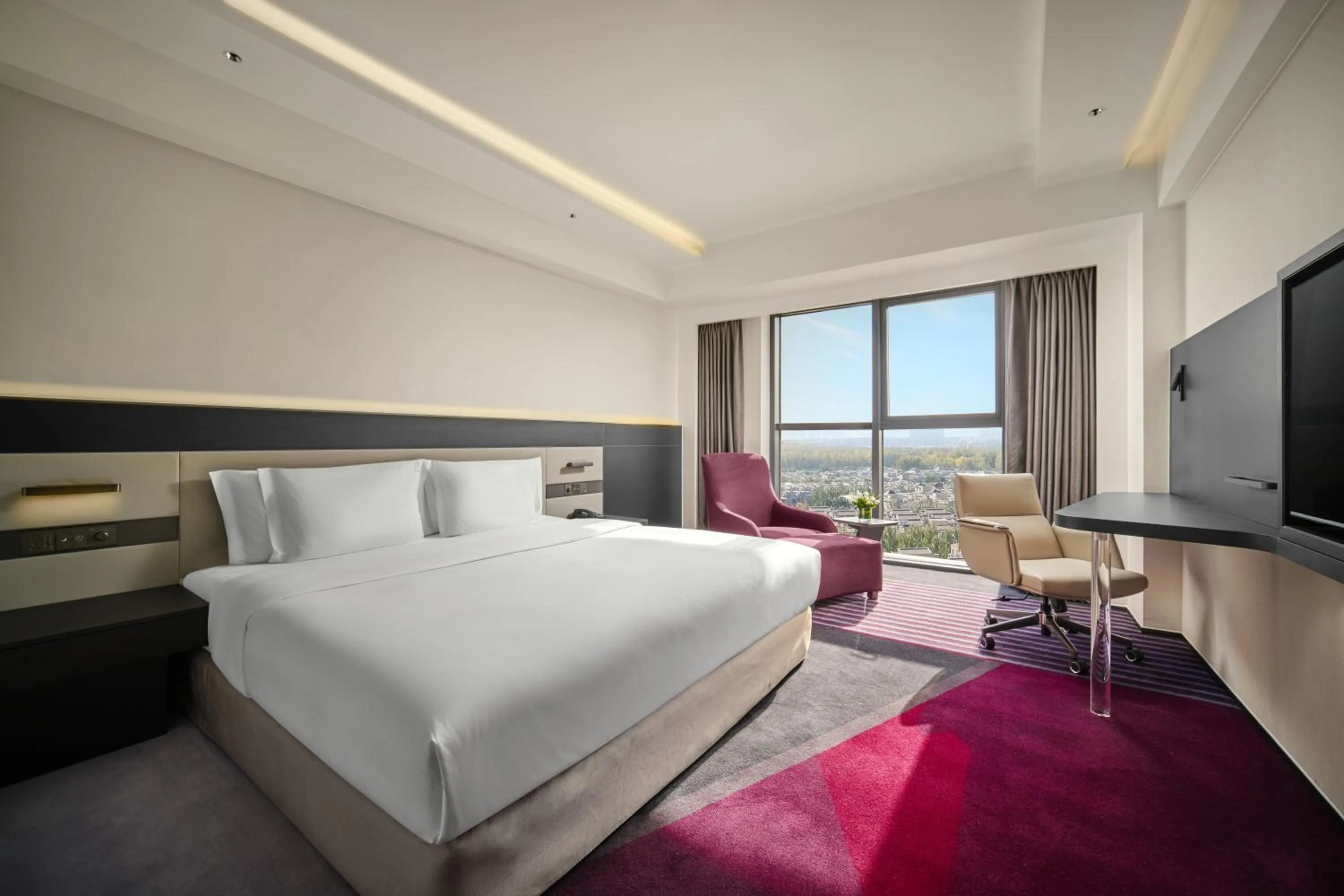 Bed in Crowne Plaza Beijing International Airport by IHG