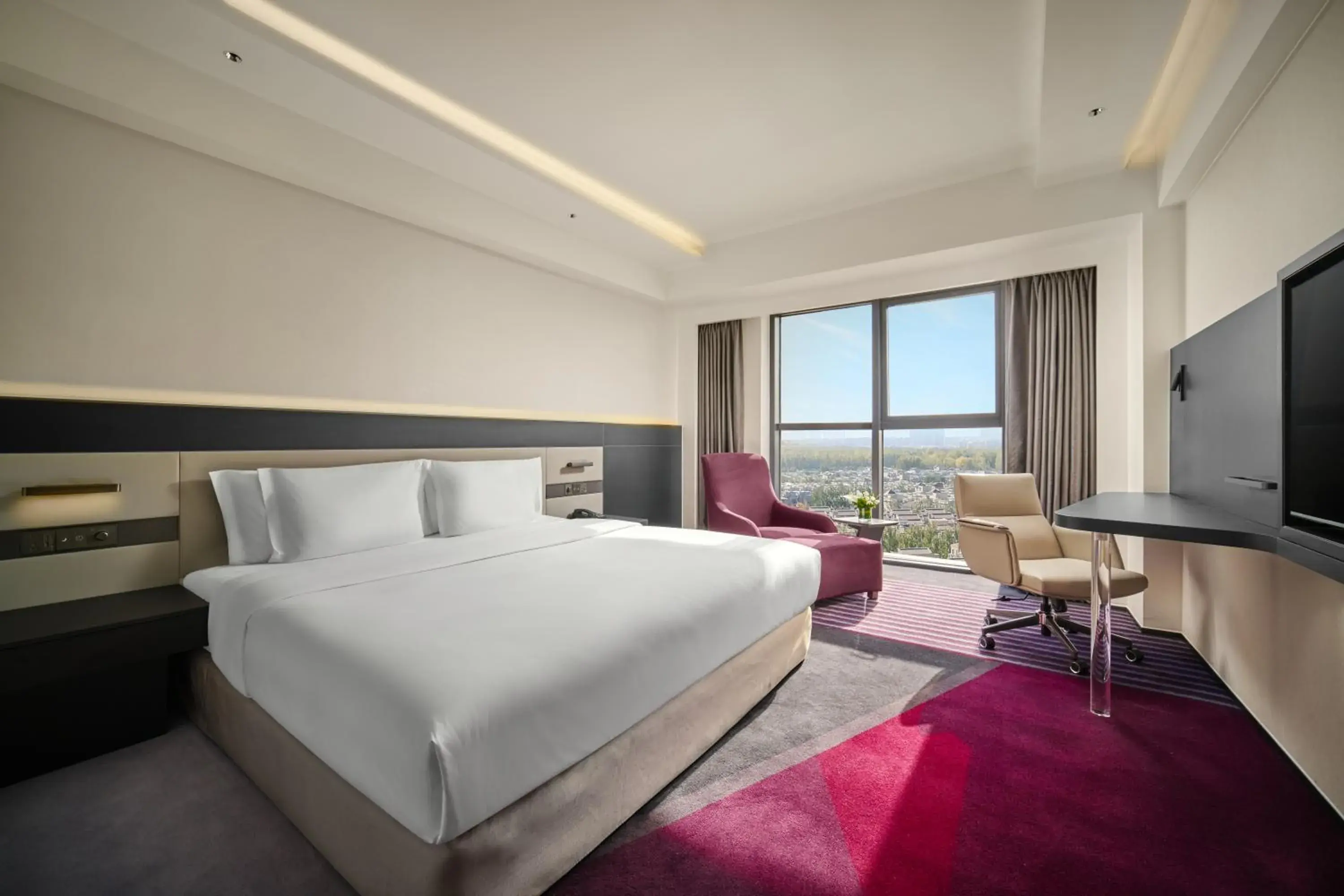 Standard King Room - High Floor in Crowne Plaza Beijing International Airport by IHG Standard King Room - High Floor in Crowne Plaza Beijing International Airport by IHG