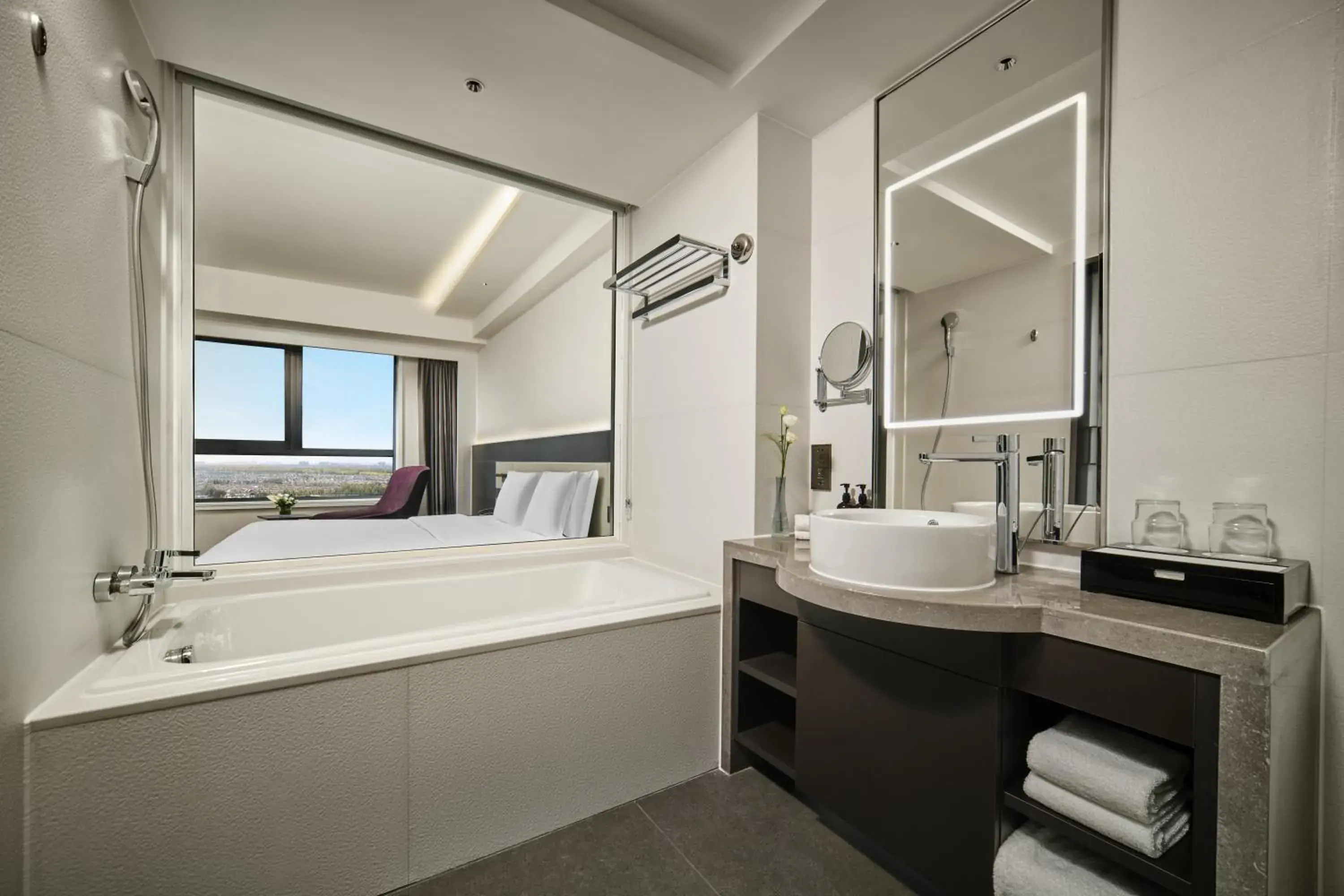 Standard King Room in Crowne Plaza Beijing International Airport by IHG Standard King Room in Crowne Plaza Beijing International Airport by IHG