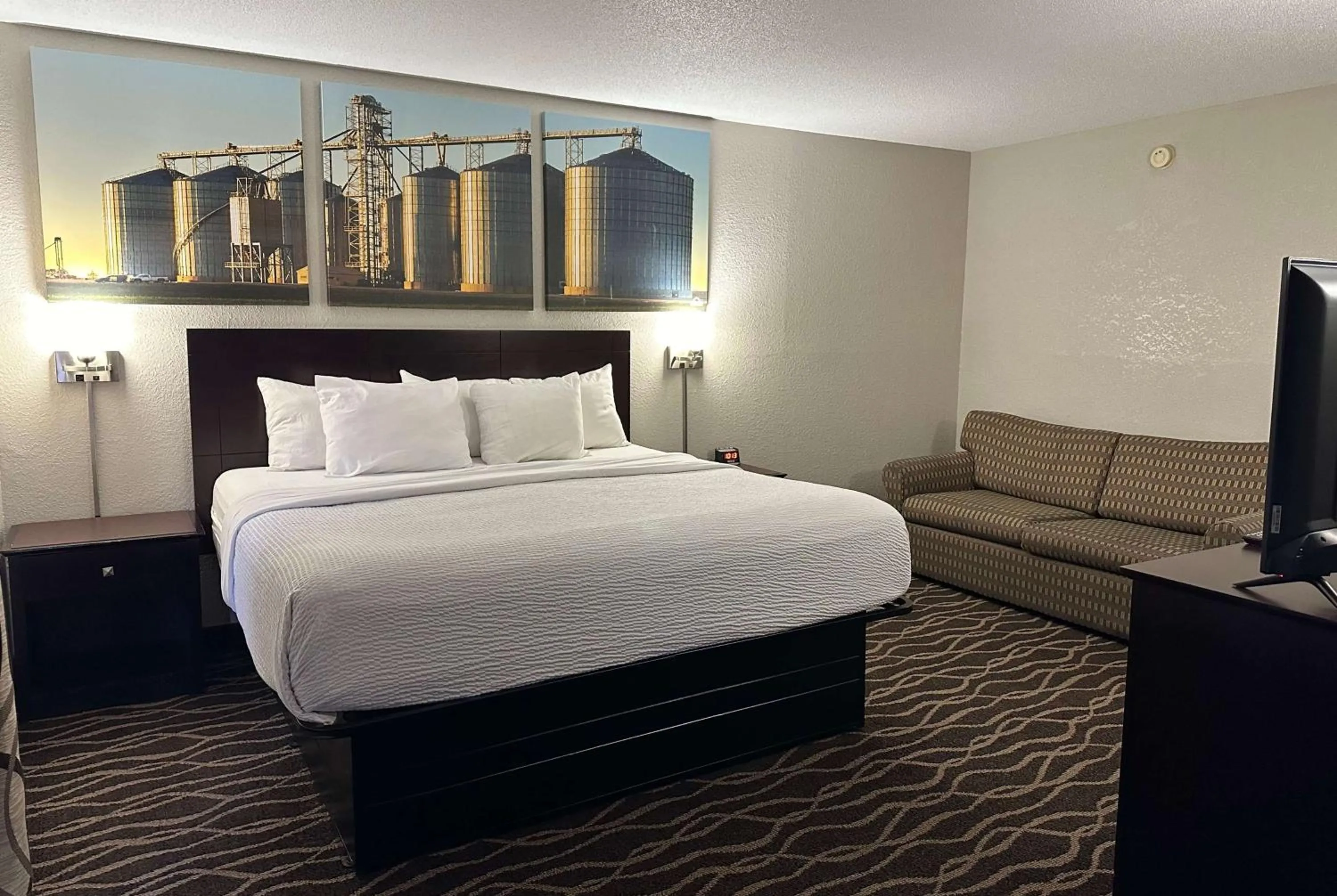 Photo of the whole room, Bed in Days Inn & Suites by Wyndham Casey
