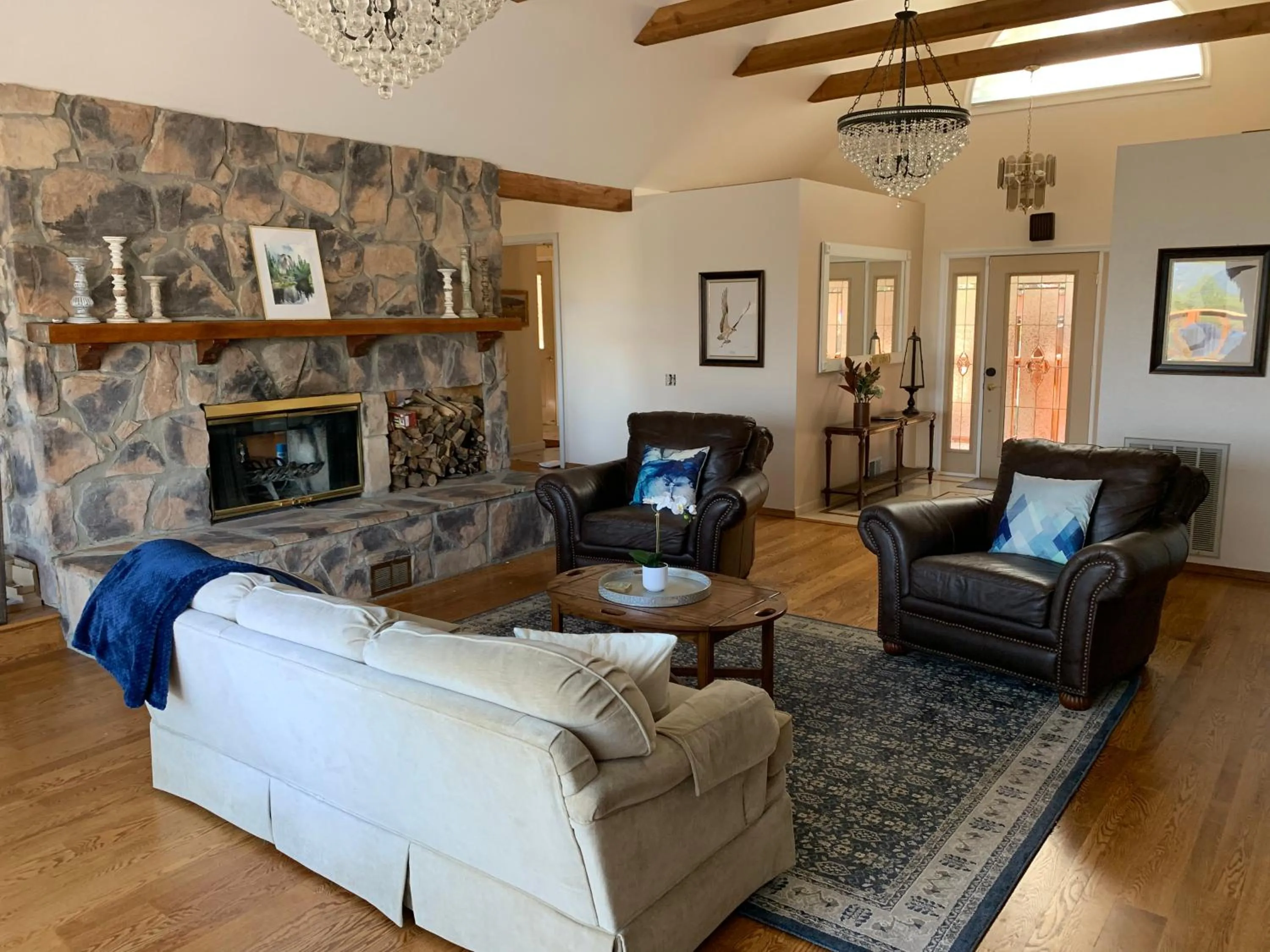 Living room in Villa Alta Vista at Yosemite- Stunning Views and Game Room