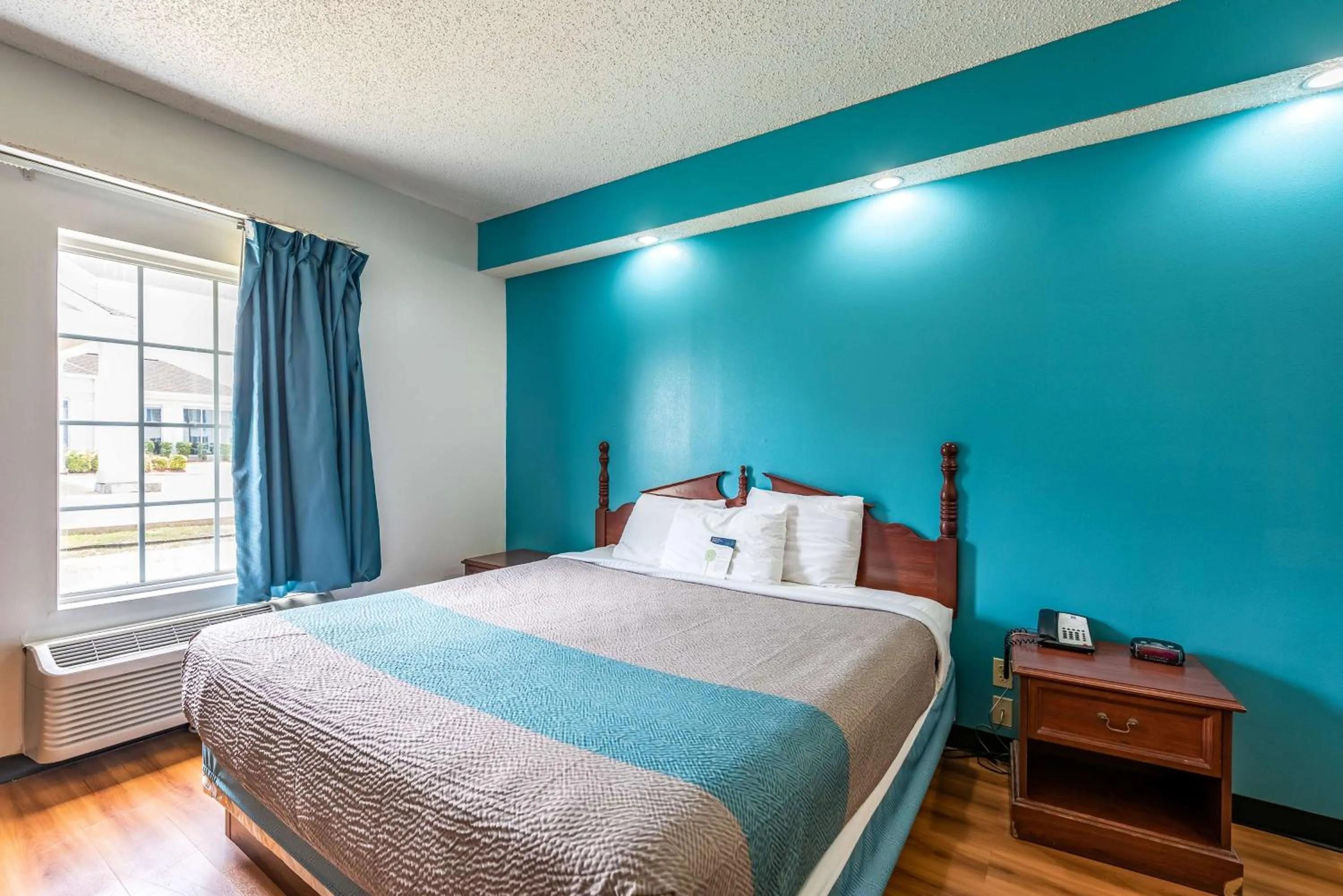 Photo of the whole room, Bed in Motel 6-Shreveport, LA