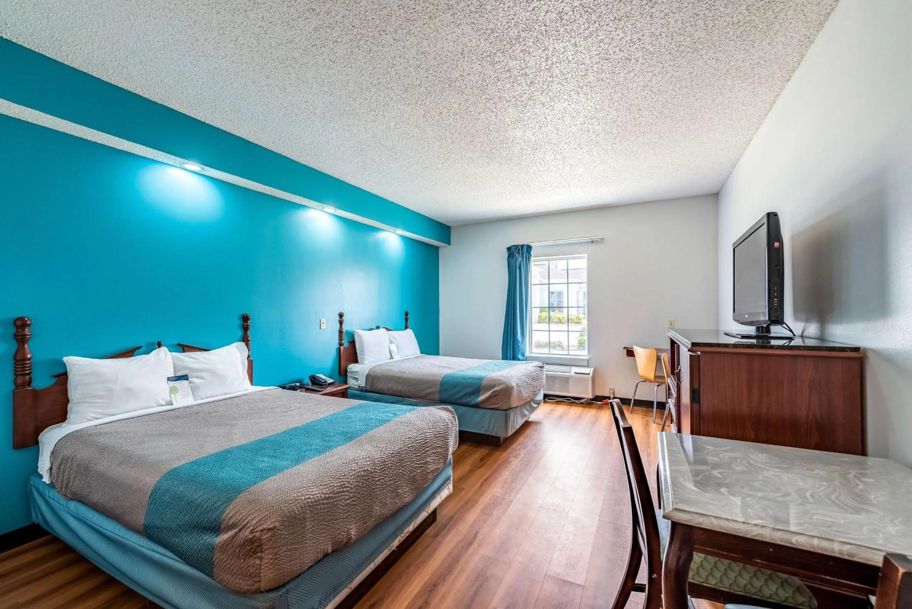 Photo of the whole room, Bed in Motel 6-Shreveport, LA