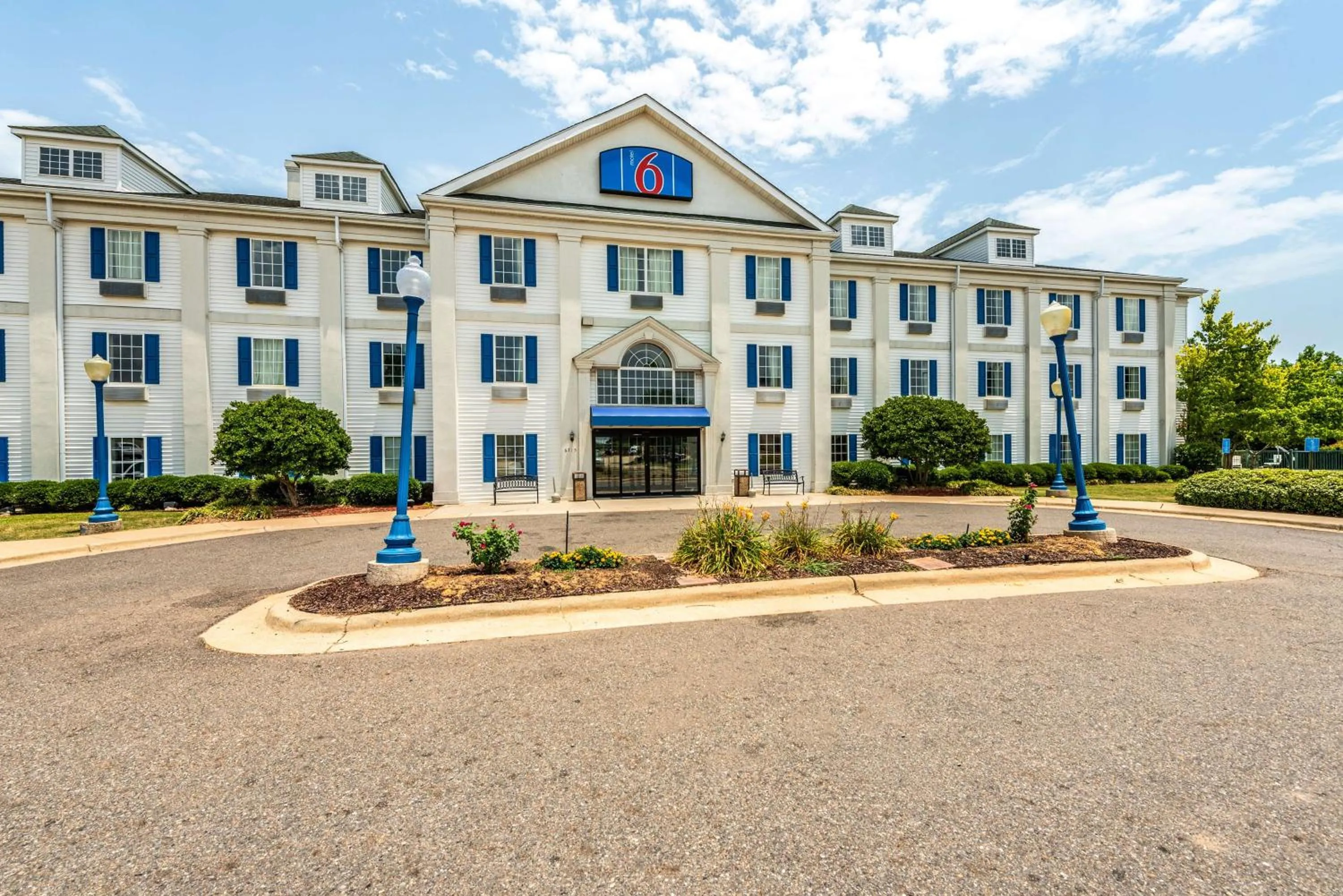 Property building in Motel 6-Shreveport, LA