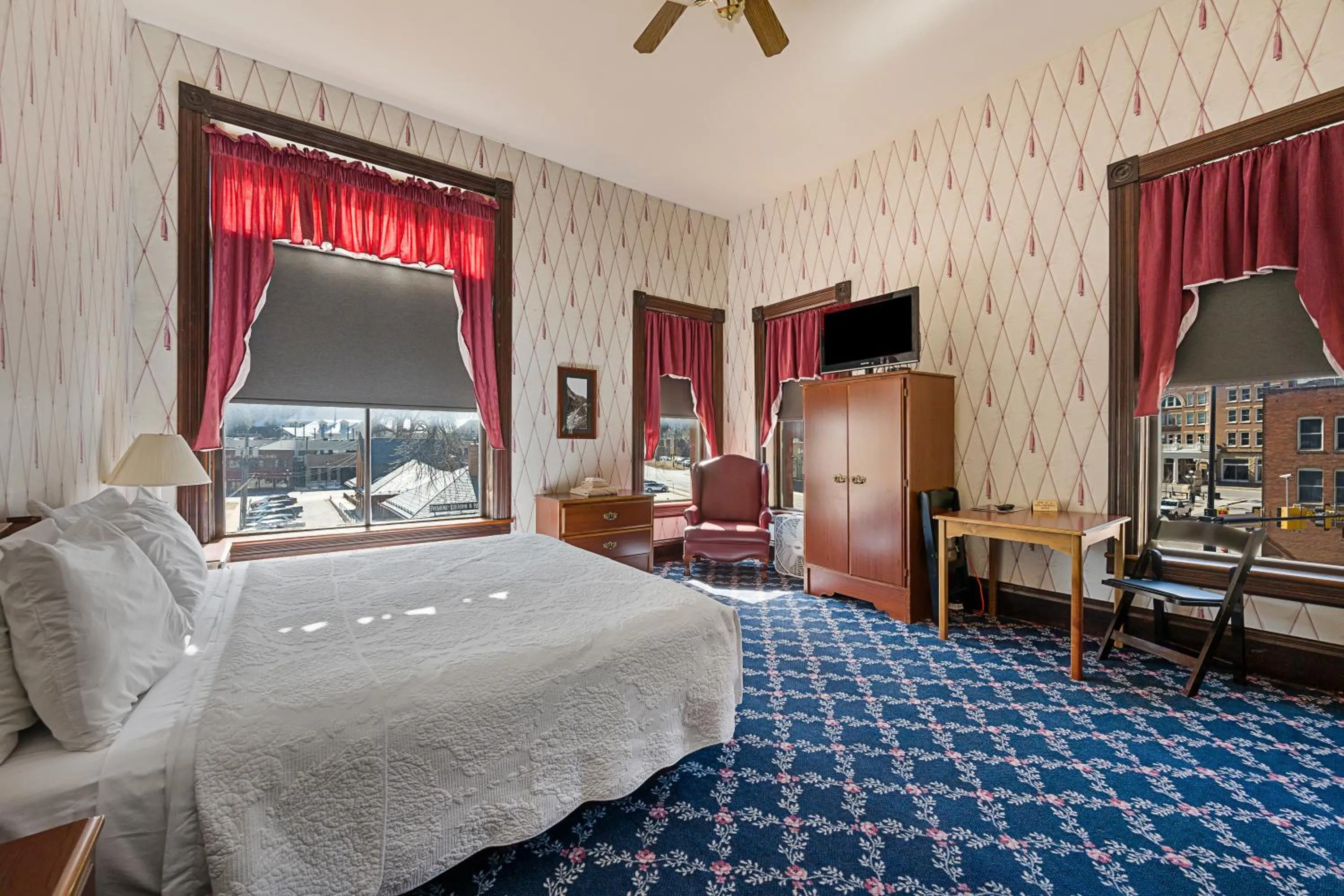 Bed in Historic Iron Horse Inn - Deadwood