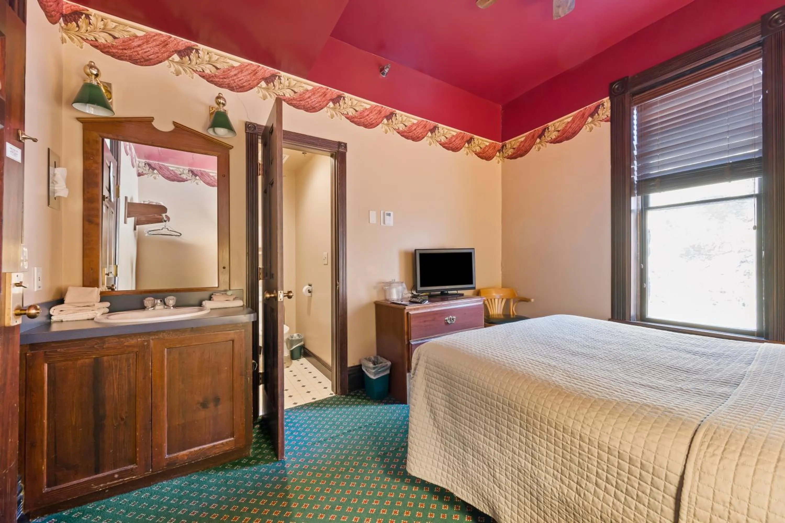 Bed in Historic Iron Horse Inn - Deadwood