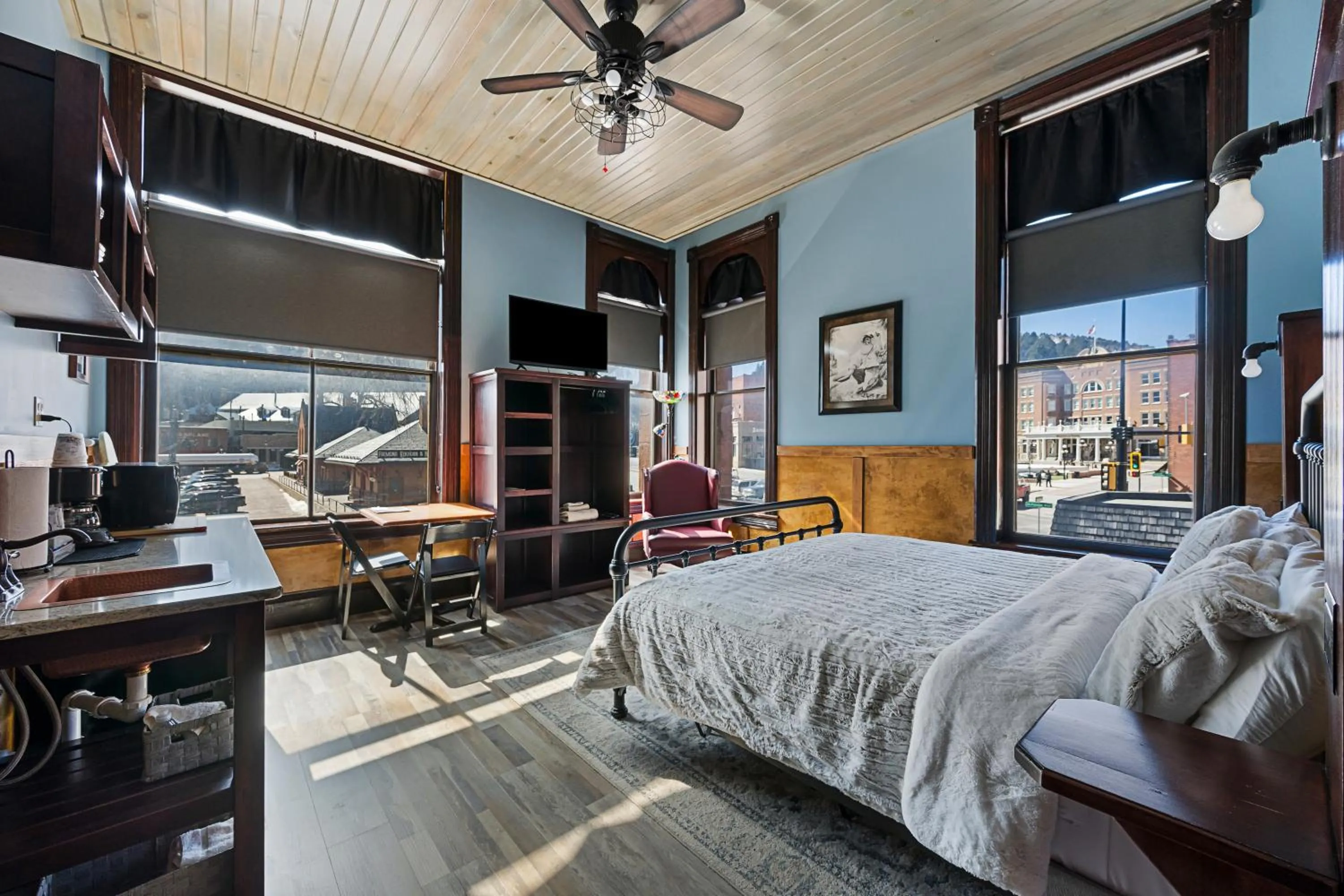 Bed in Historic Iron Horse Inn - Deadwood