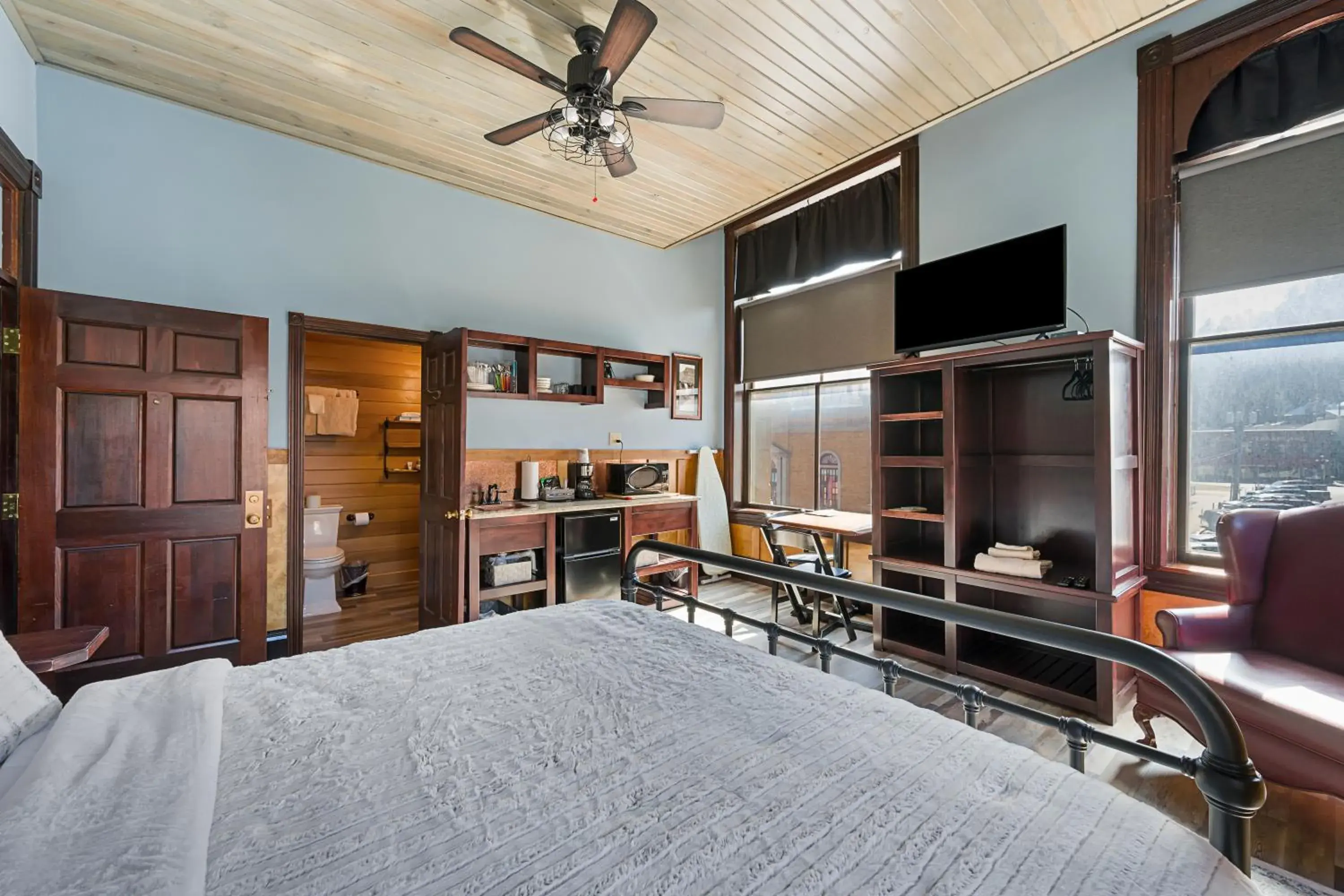 King Suite - Non-Smoking in Historic Iron Horse Inn - Deadwood King Suite - Non-Smoking in Historic Iron Horse Inn - Deadwood