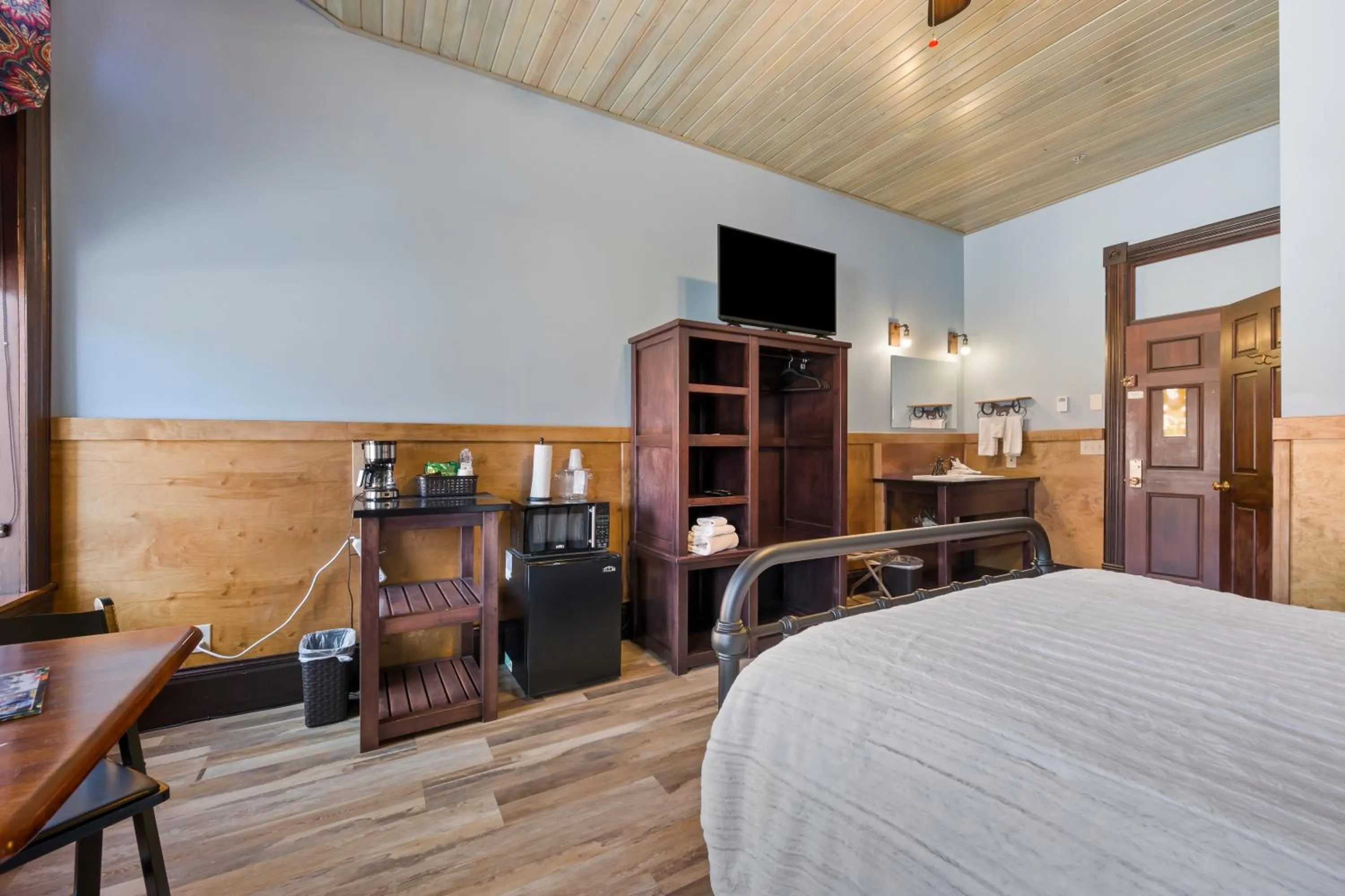 Bed in Historic Iron Horse Inn - Deadwood