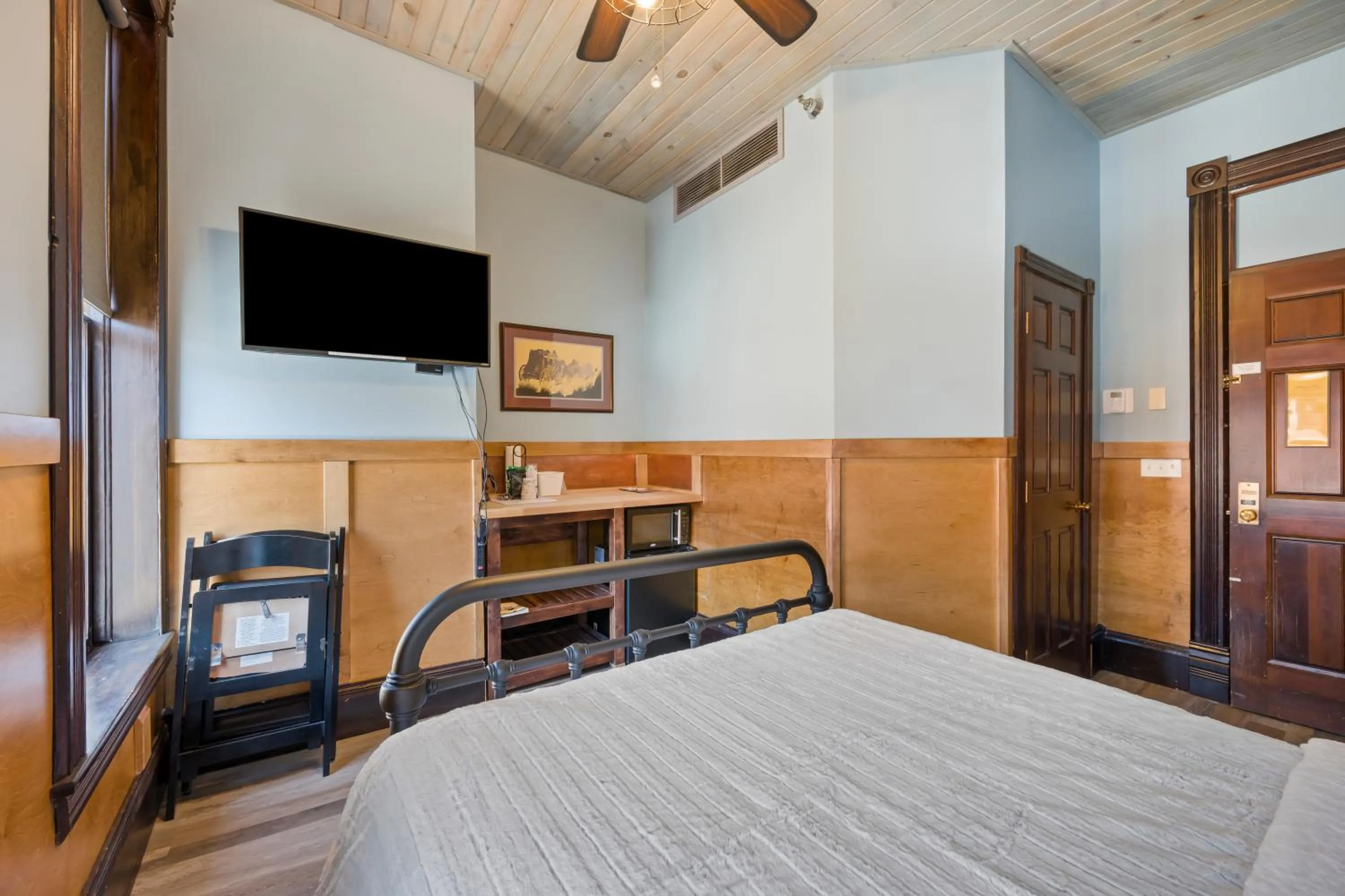 Bed in Historic Iron Horse Inn - Deadwood