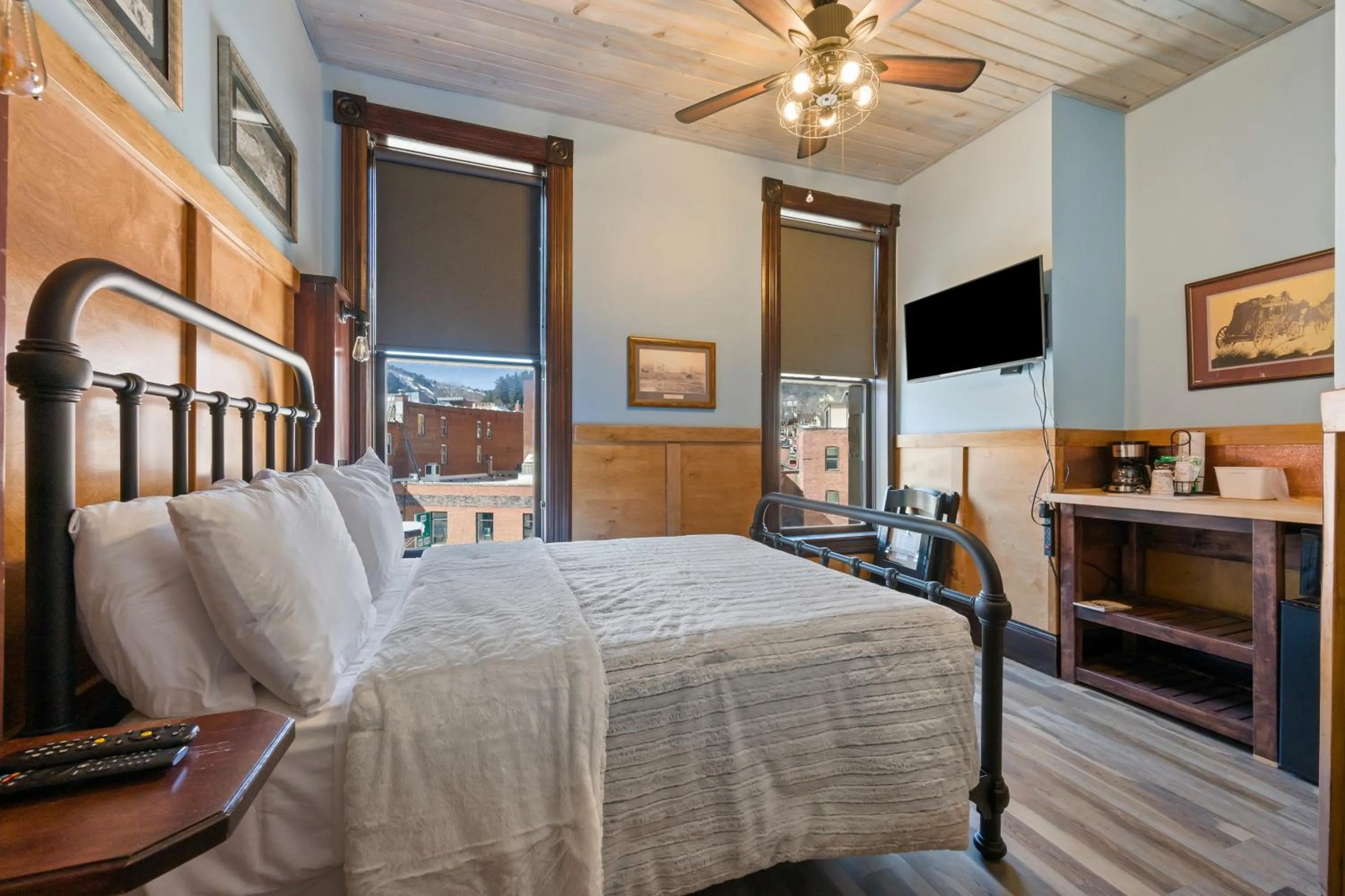 Bed in Historic Iron Horse Inn - Deadwood