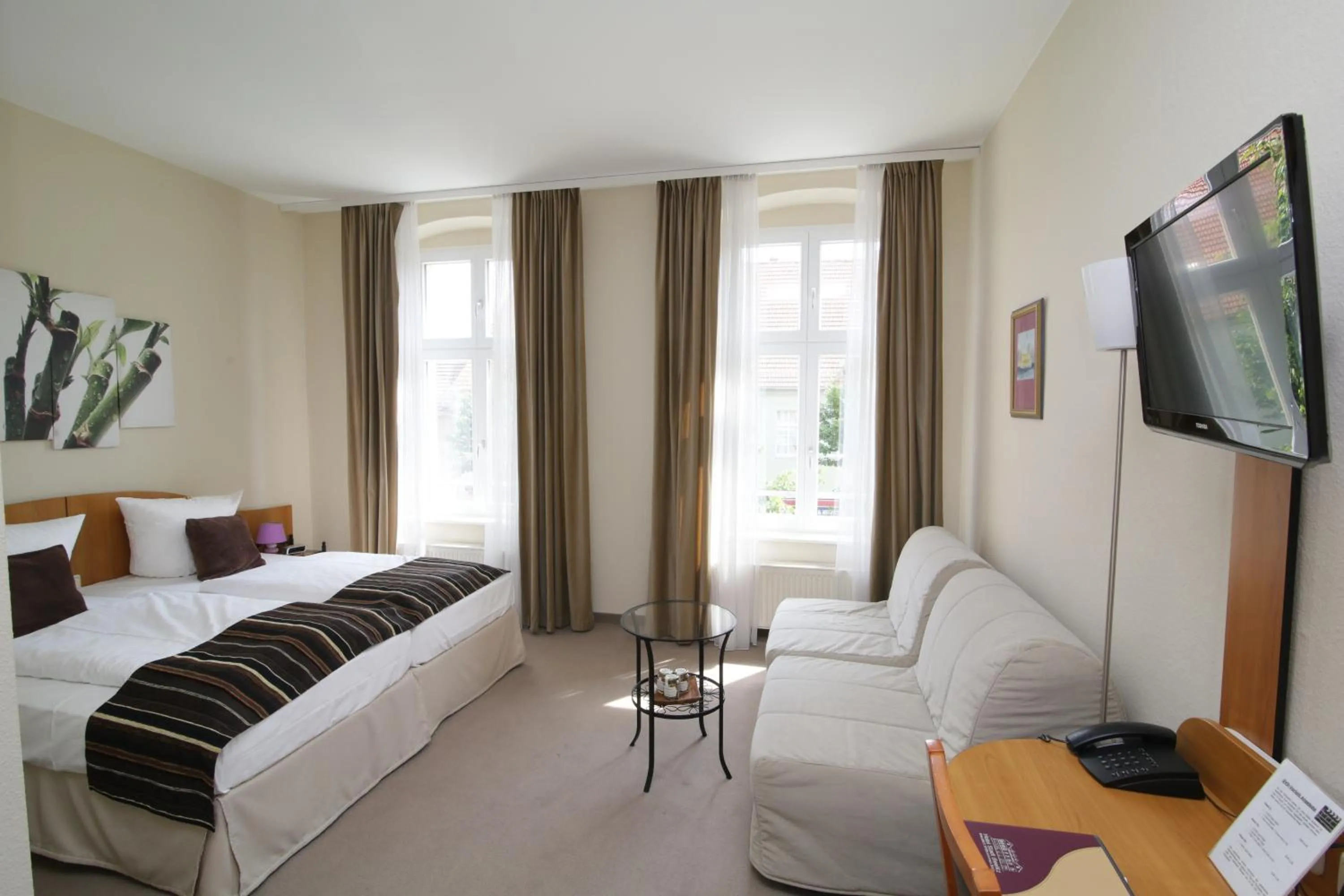 Photo of the whole room, Bed in Gut Hotel Stadt Beelitz