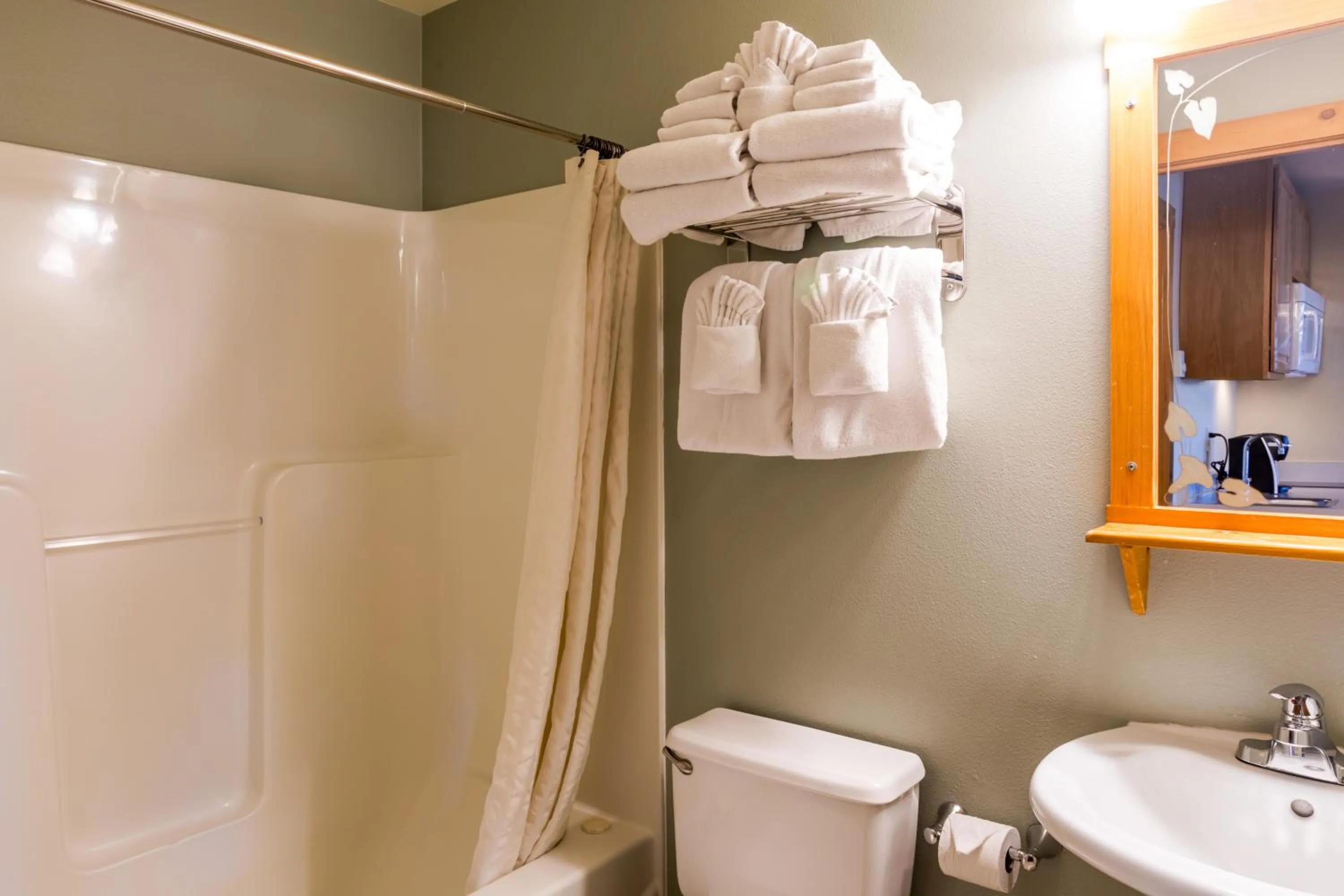 Shower in Lighthouse Inn