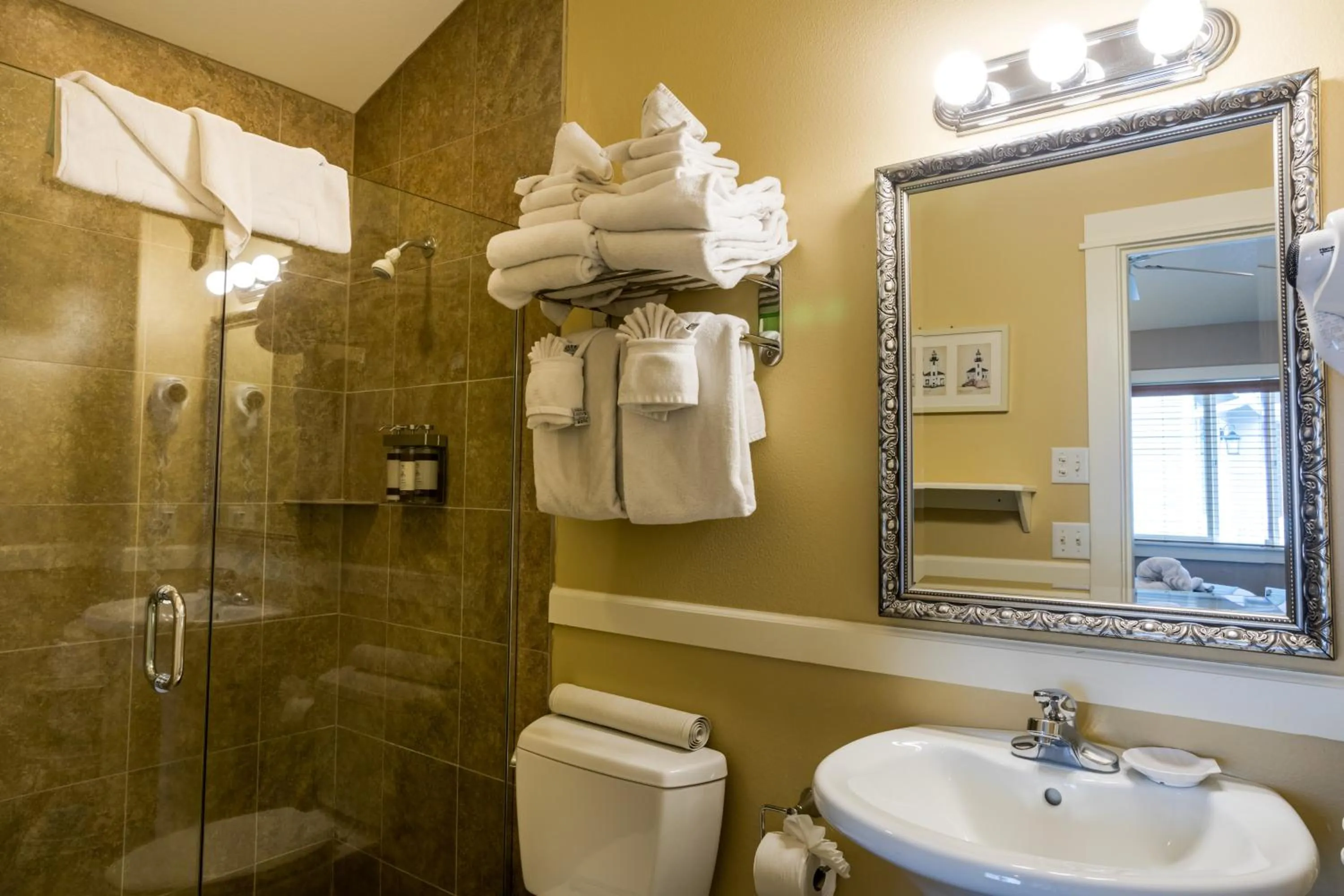 Shower in Lighthouse Inn