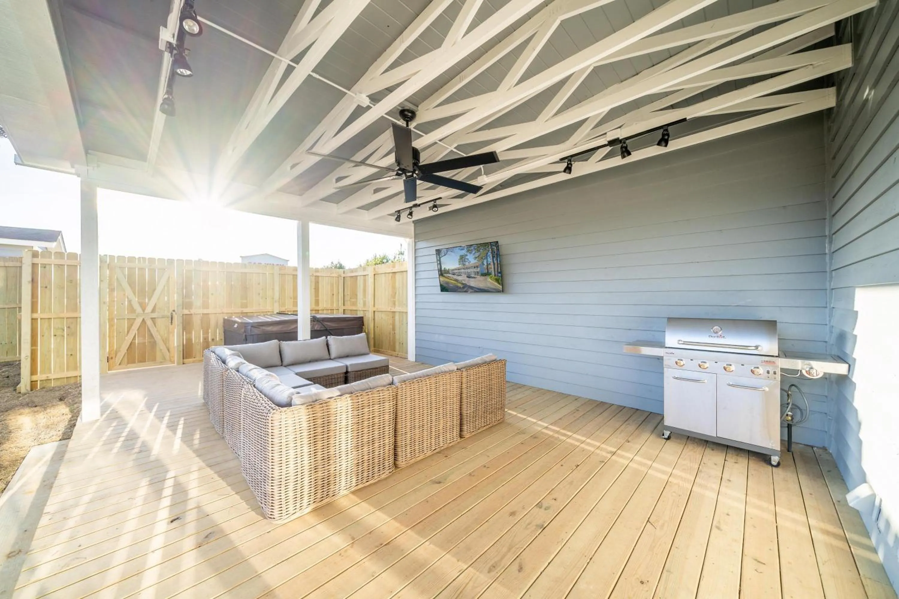 Property building in The Hamilton - Lakefront & Studio Suites, Hot Springs