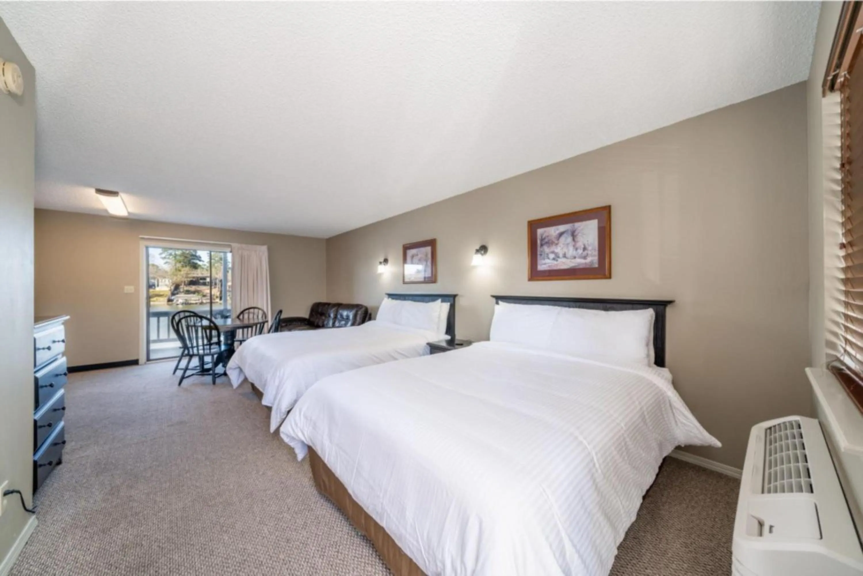 Bedroom, Bed in The Hamilton - Lakefront & Studio Suites, Hot Springs