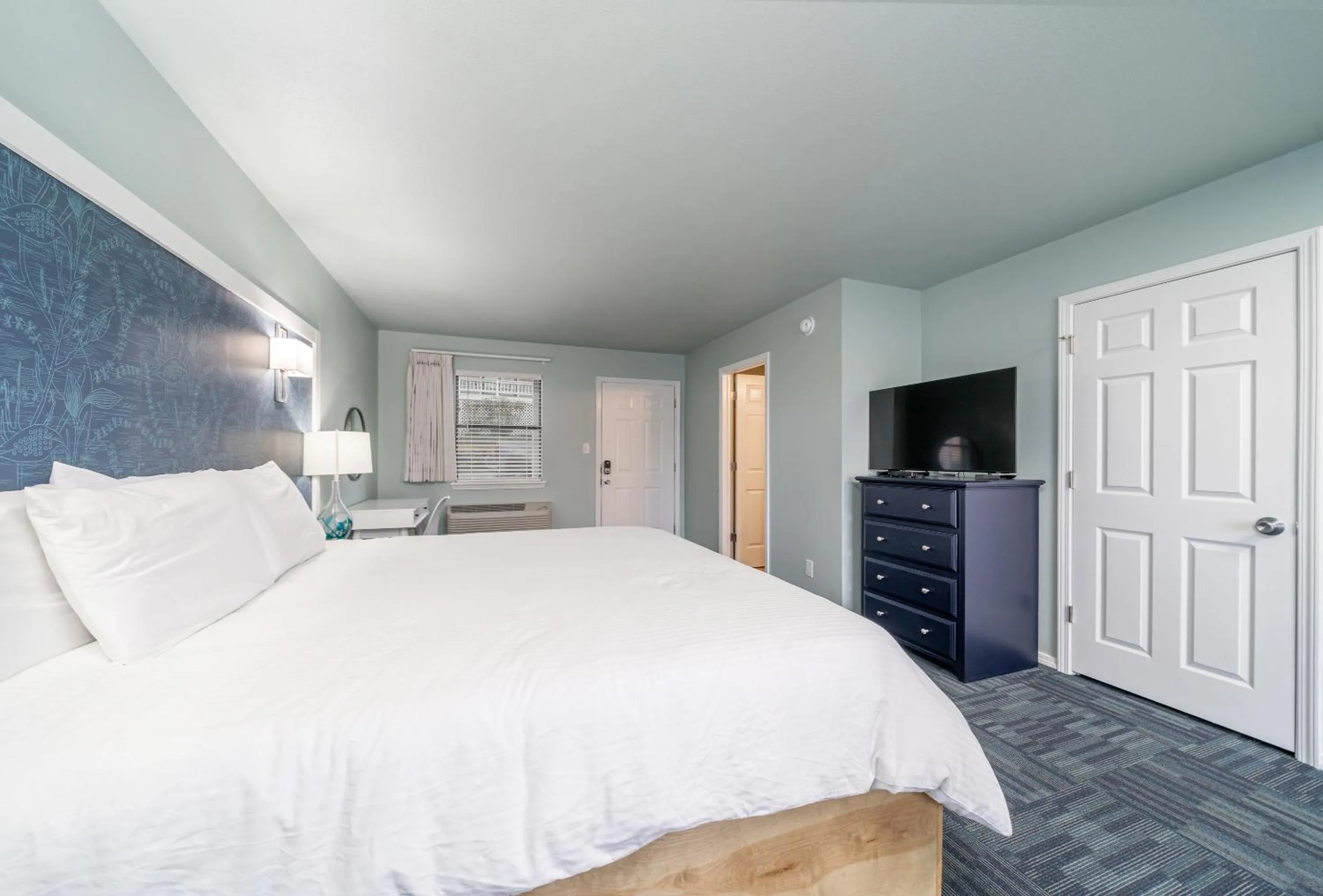 Bed in The Hamilton - Lakefront & Studio Suites, Hot Springs