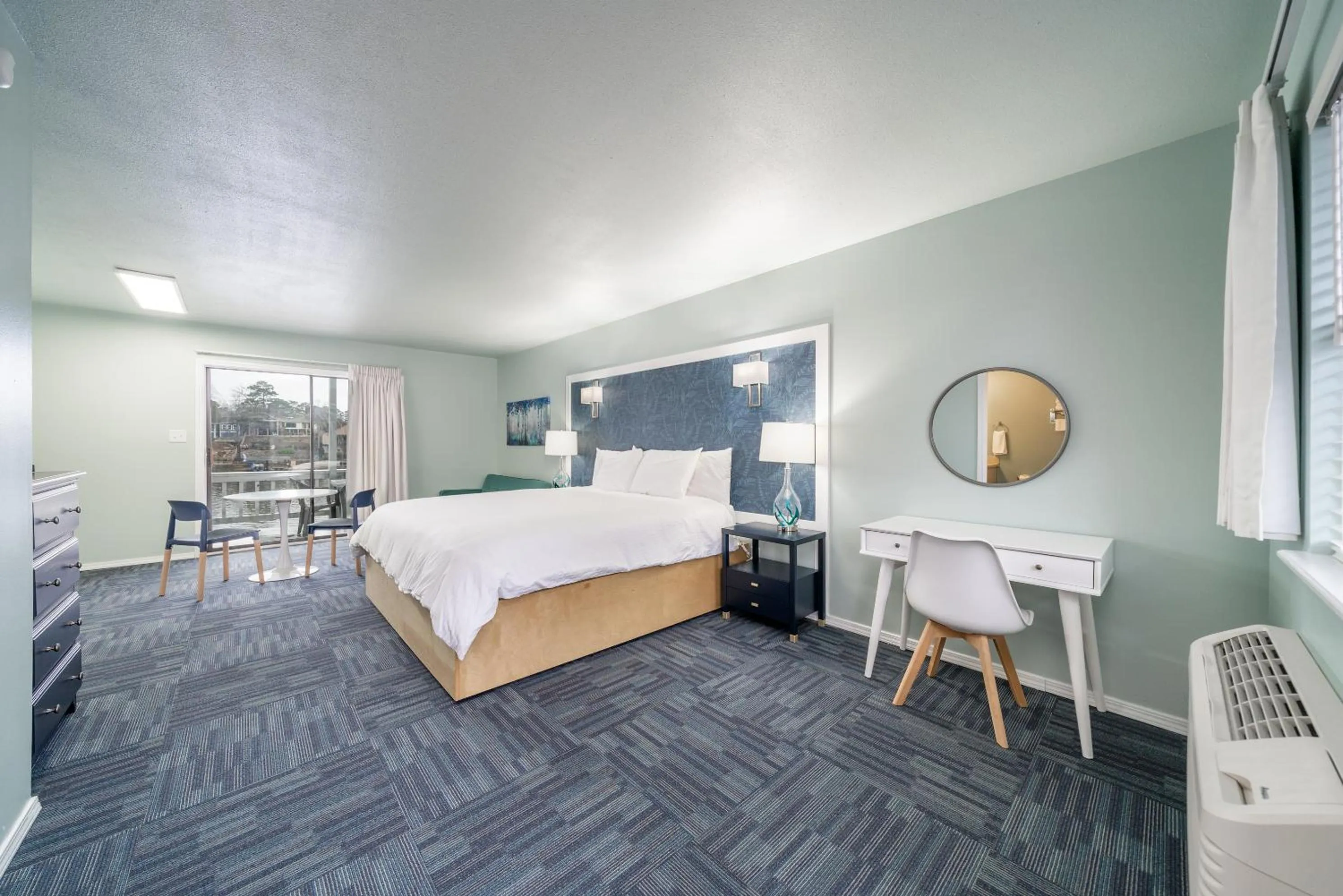Photo of the whole room, Bed in The Hamilton - Lakefront & Studio Suites, Hot Springs