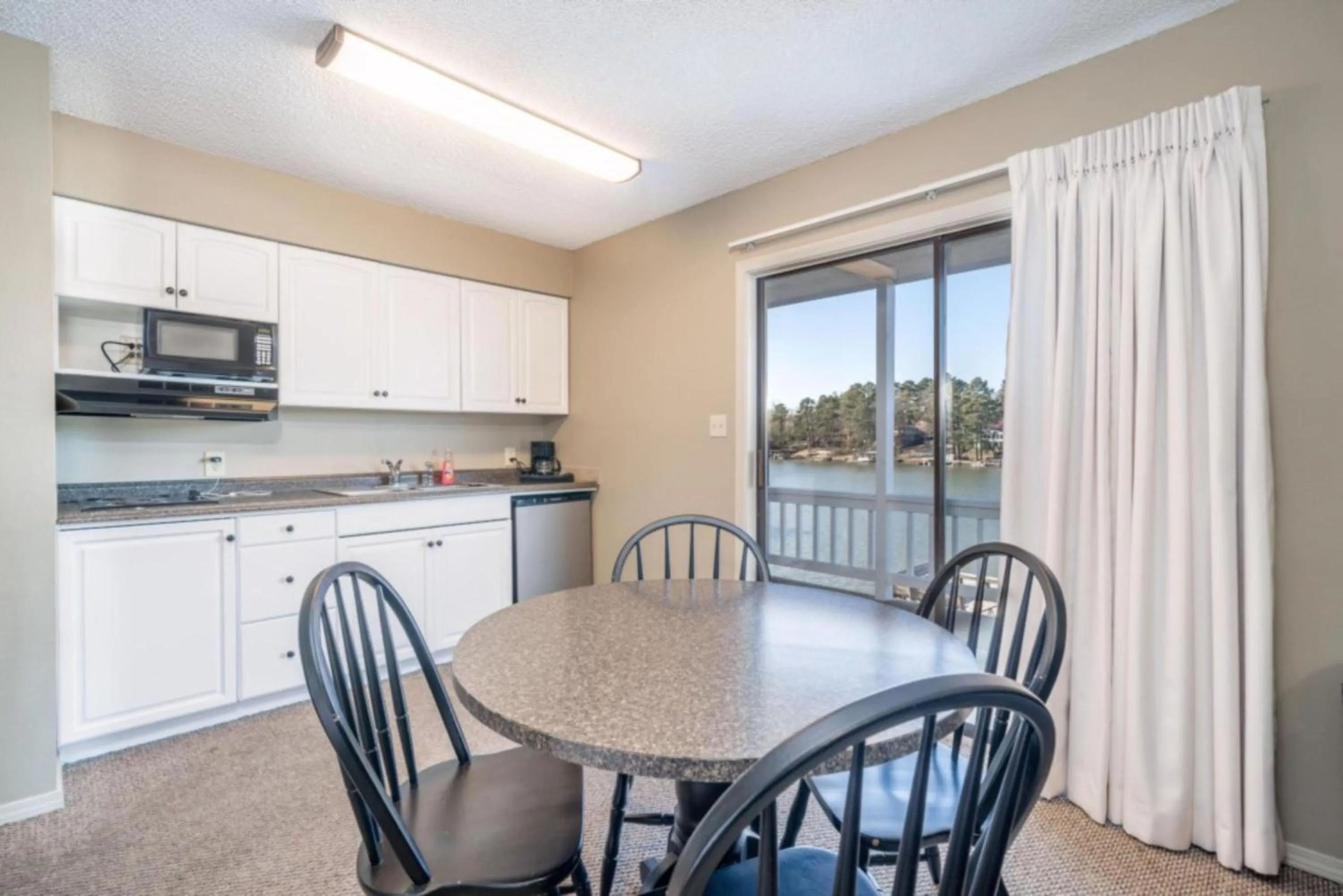 Kitchen or kitchenette in The Hamilton - Lakefront & Studio Suites, Hot Springs