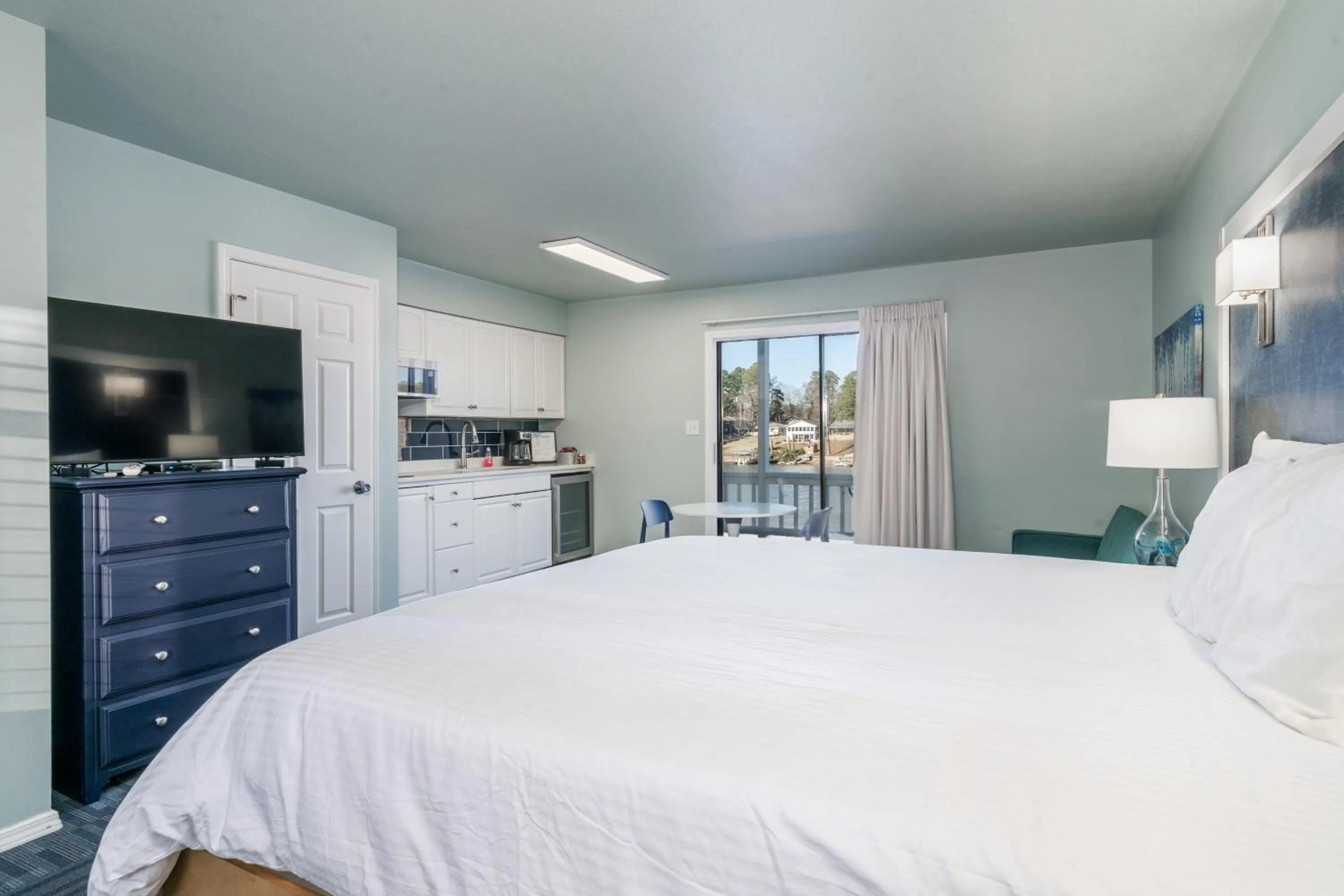 Bed in The Hamilton - Lakefront & Studio Suites, Hot Springs