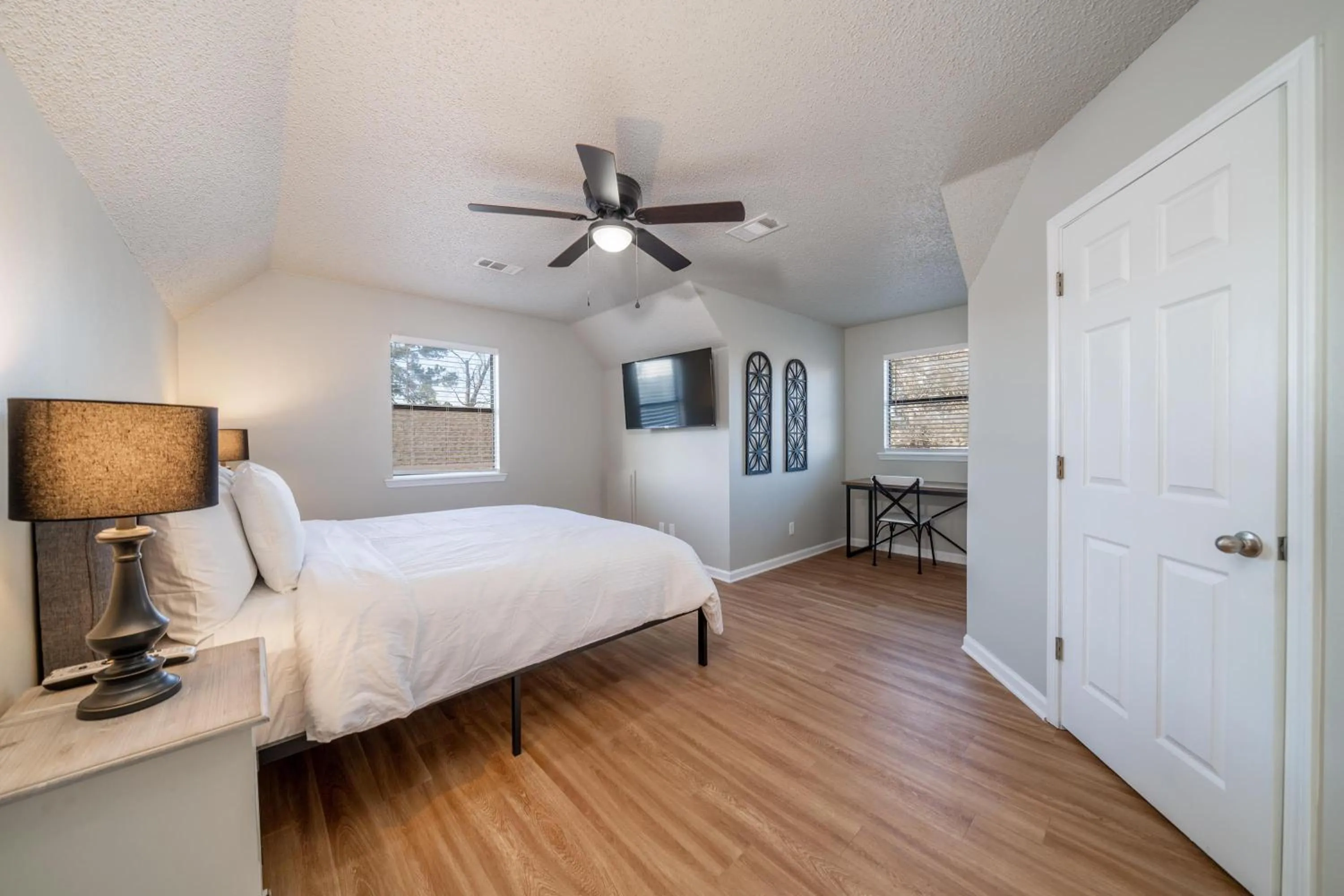 Property building, Bed in The Hamilton - Lakefront & Studio Suites, Hot Springs