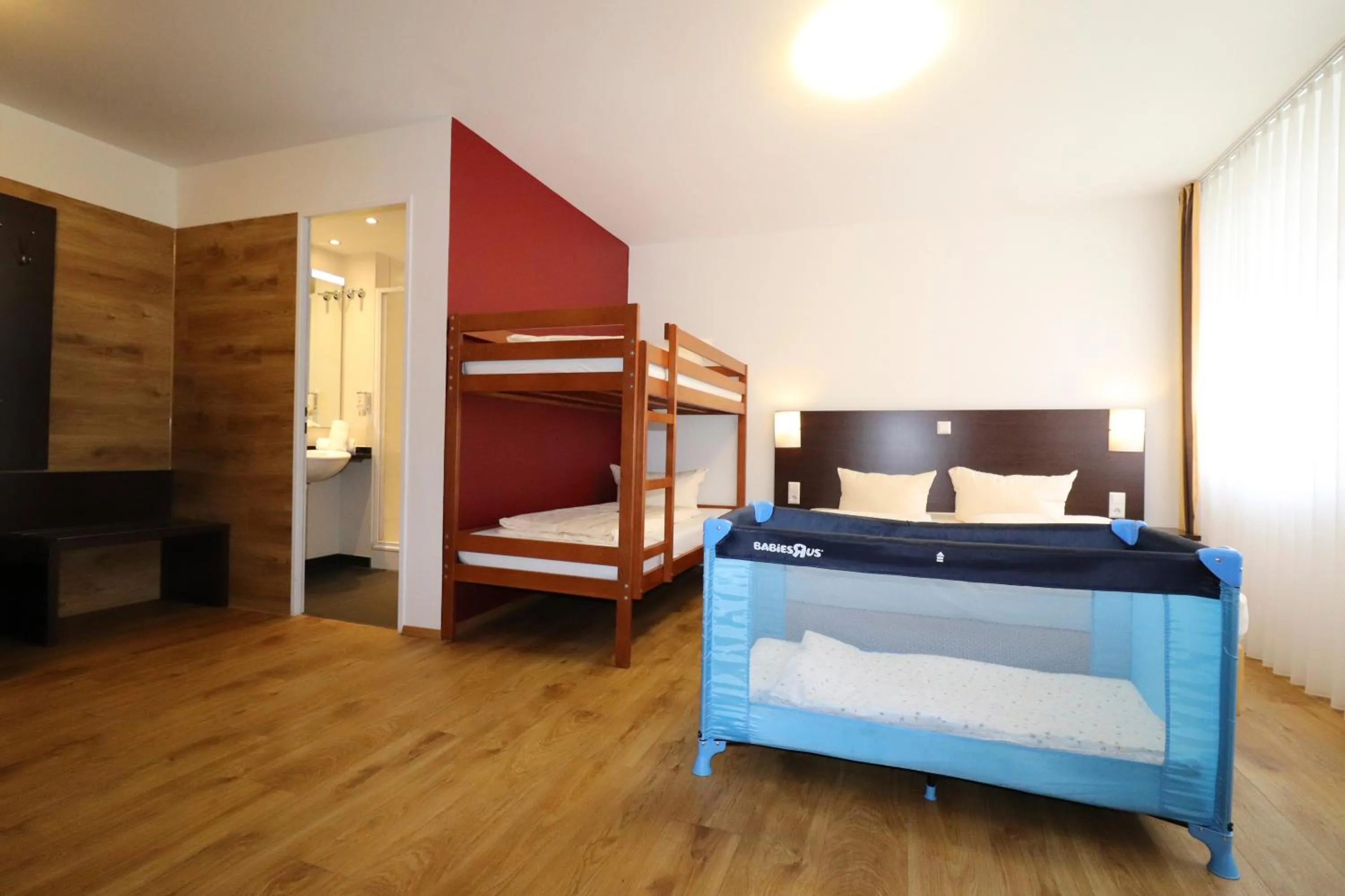 cot, Bed in iQ-Hotel