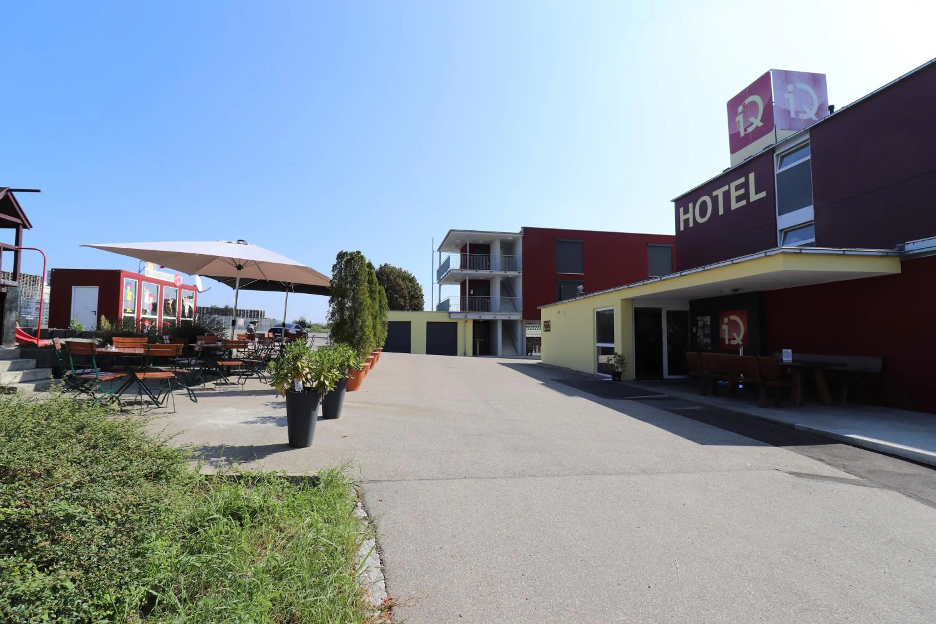 Facade/entrance in iQ-Hotel