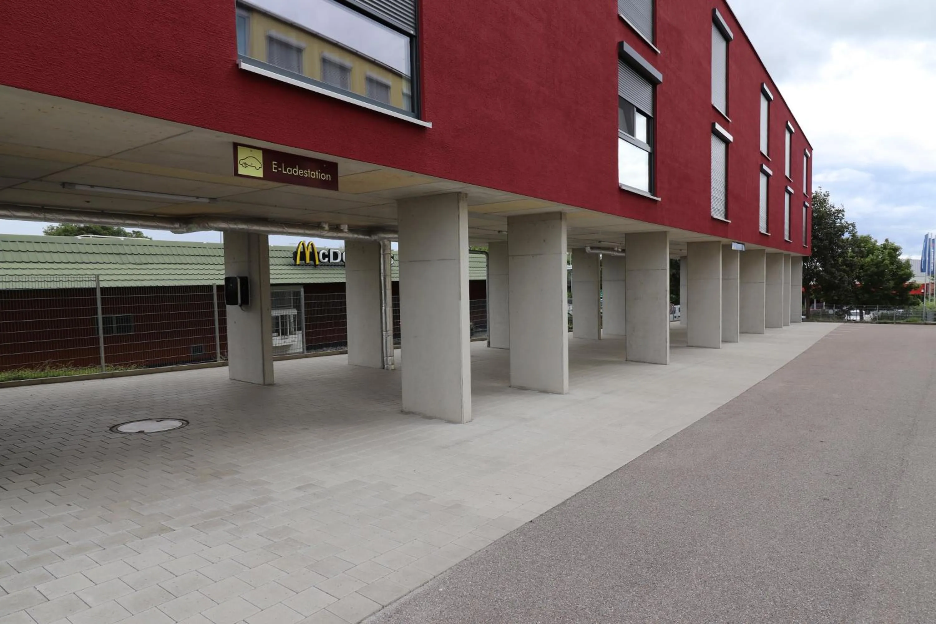 Property building in iQ-Hotel