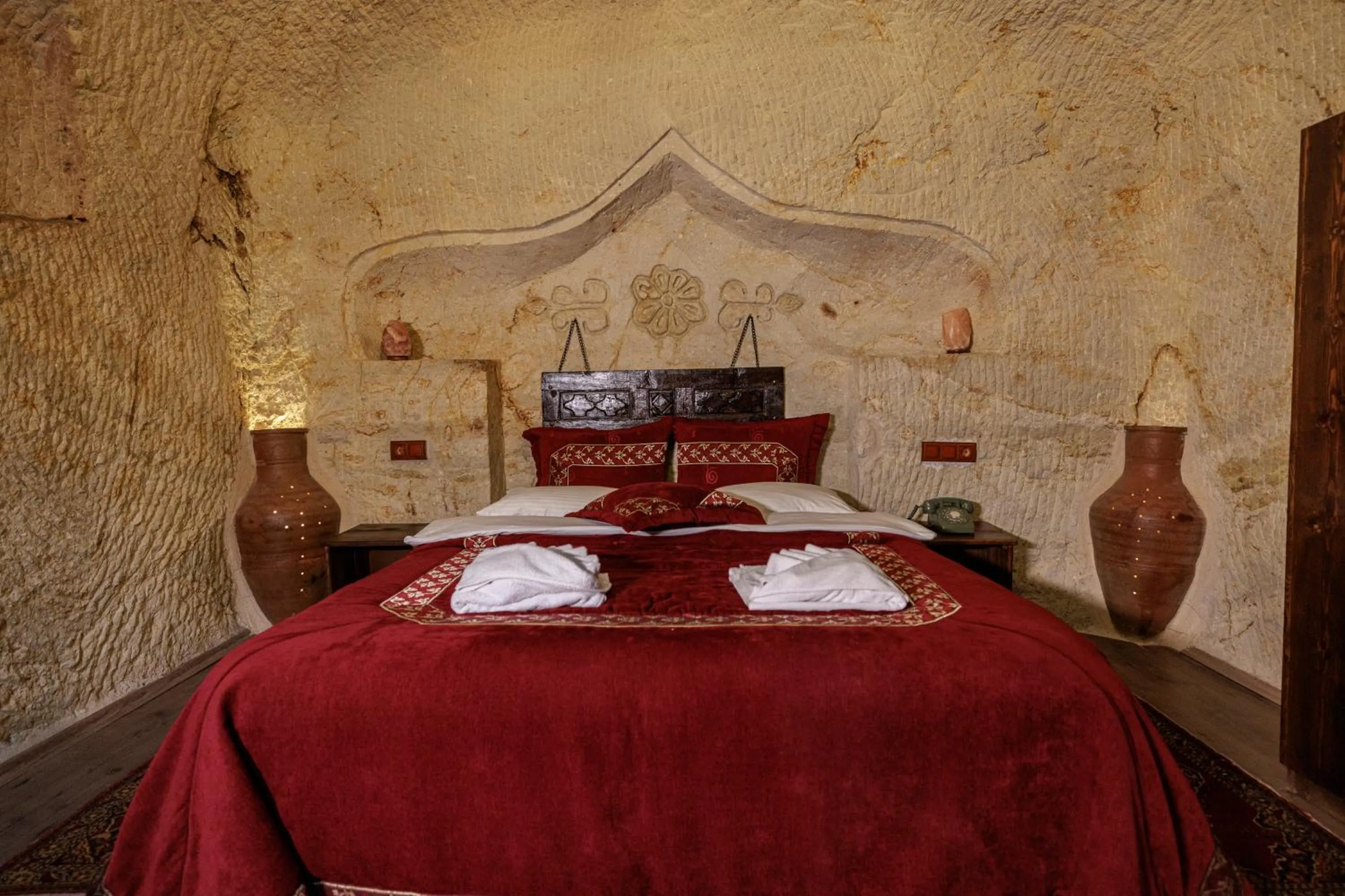 Photo of the whole room, Bed in Shadow Cave House