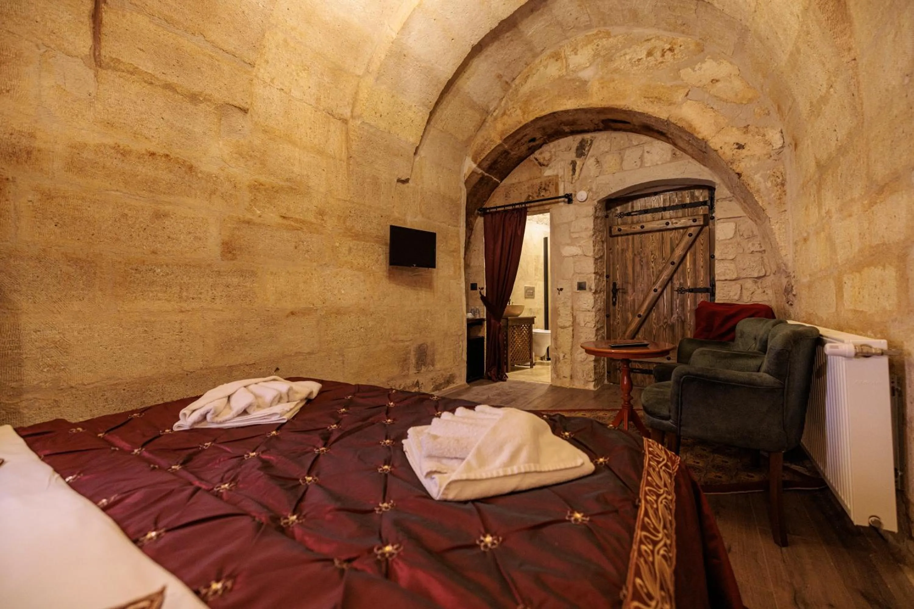 Photo of the whole room, Bed in Shadow Cave House