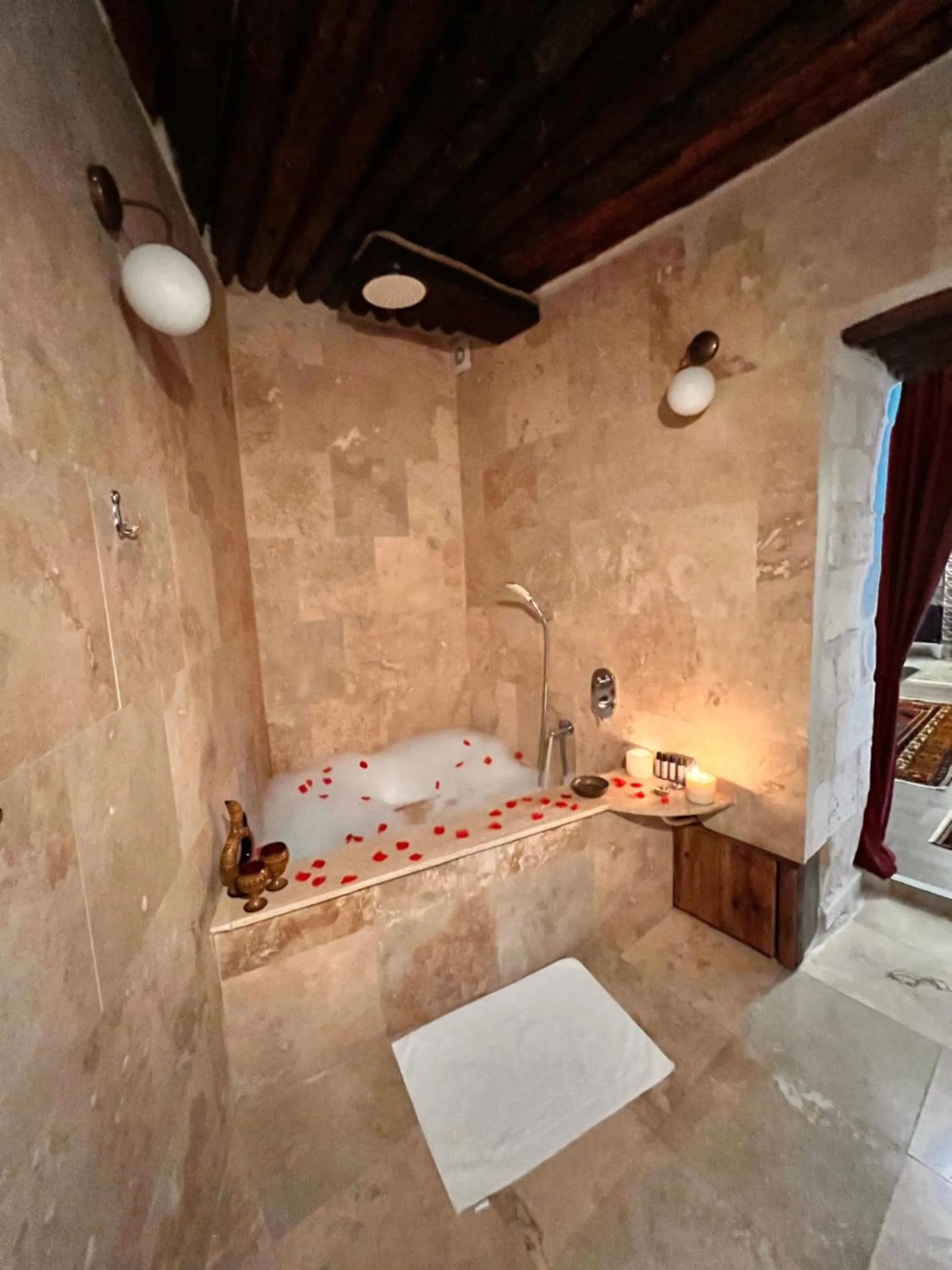 Shower, Bed in Shadow Cave House