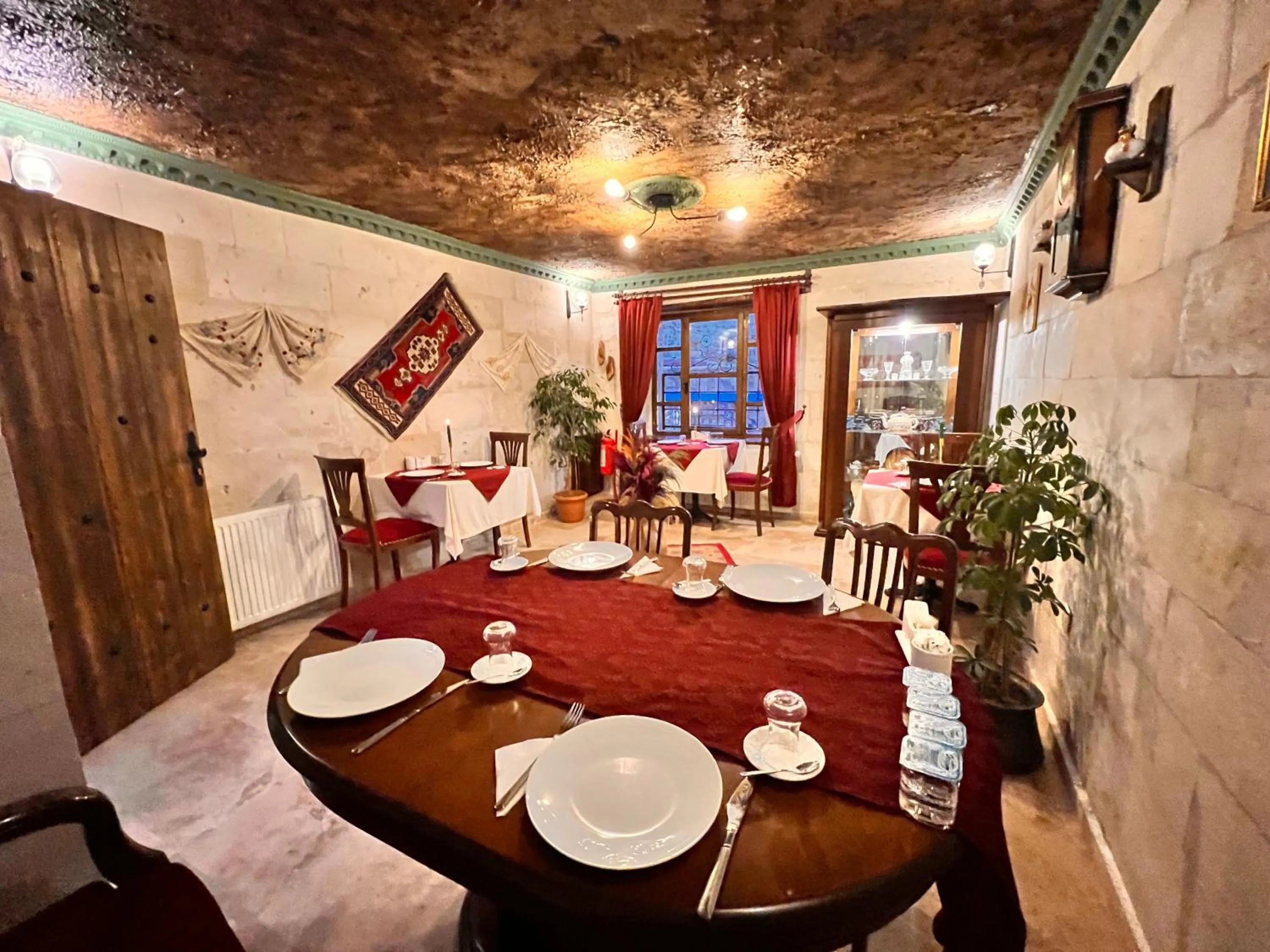 Restaurant/places to eat in Shadow Cave House