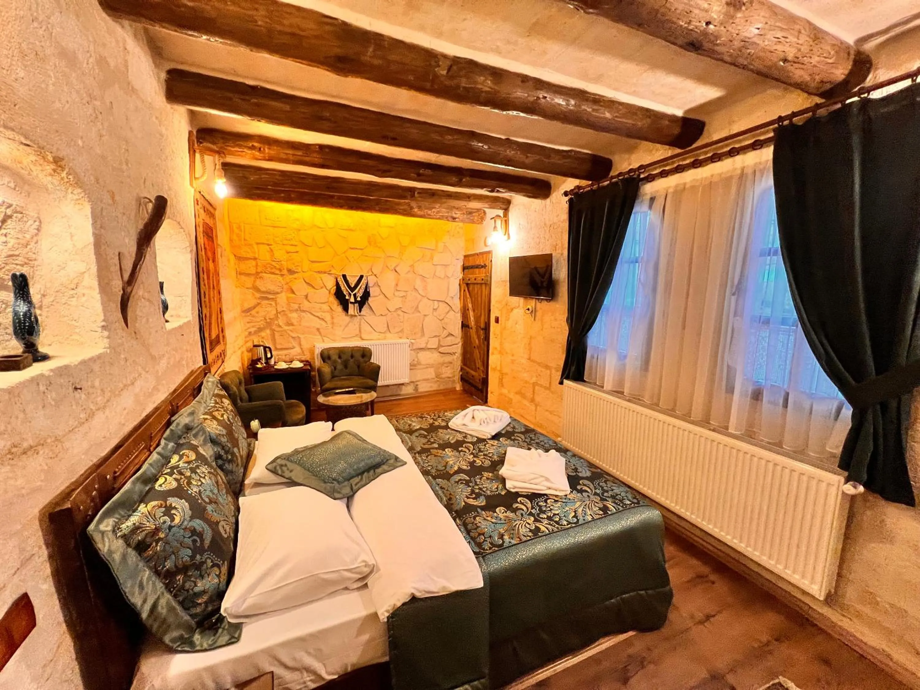 Photo of the whole room, Bed in Shadow Cave House