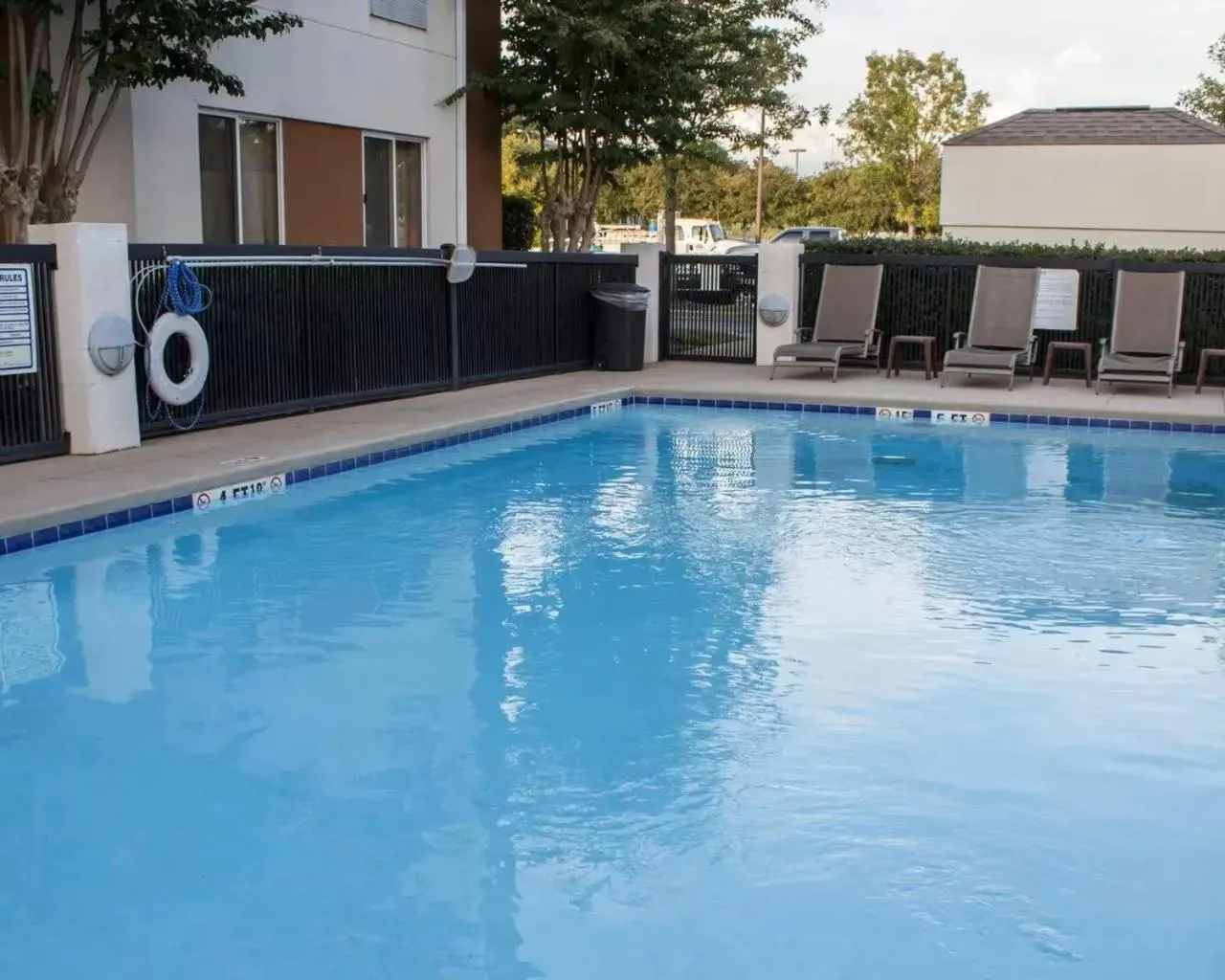 Swimming pool in Sleep Inn Pelham Oak Mountain