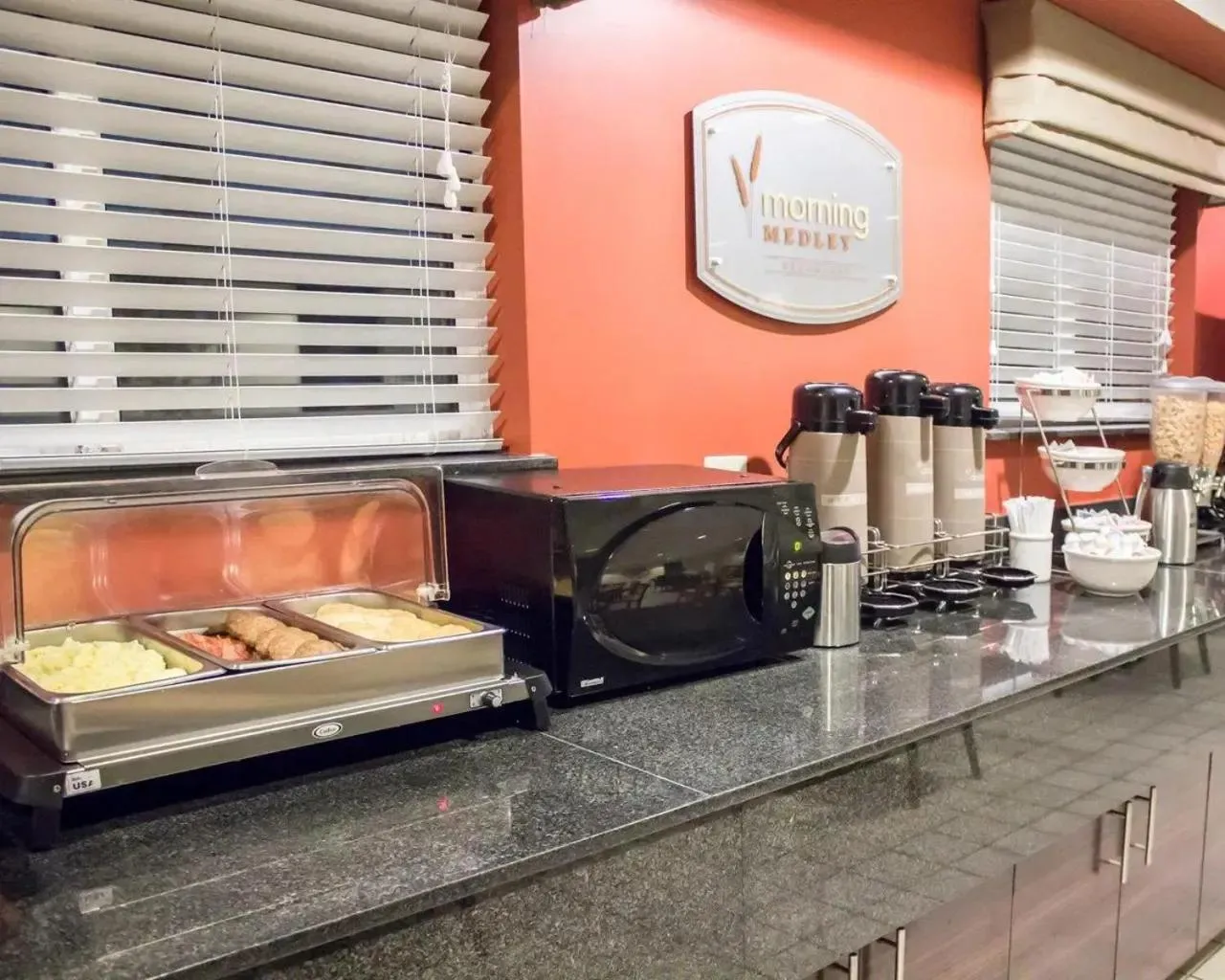 Dining area in Sleep Inn Pelham Oak Mountain