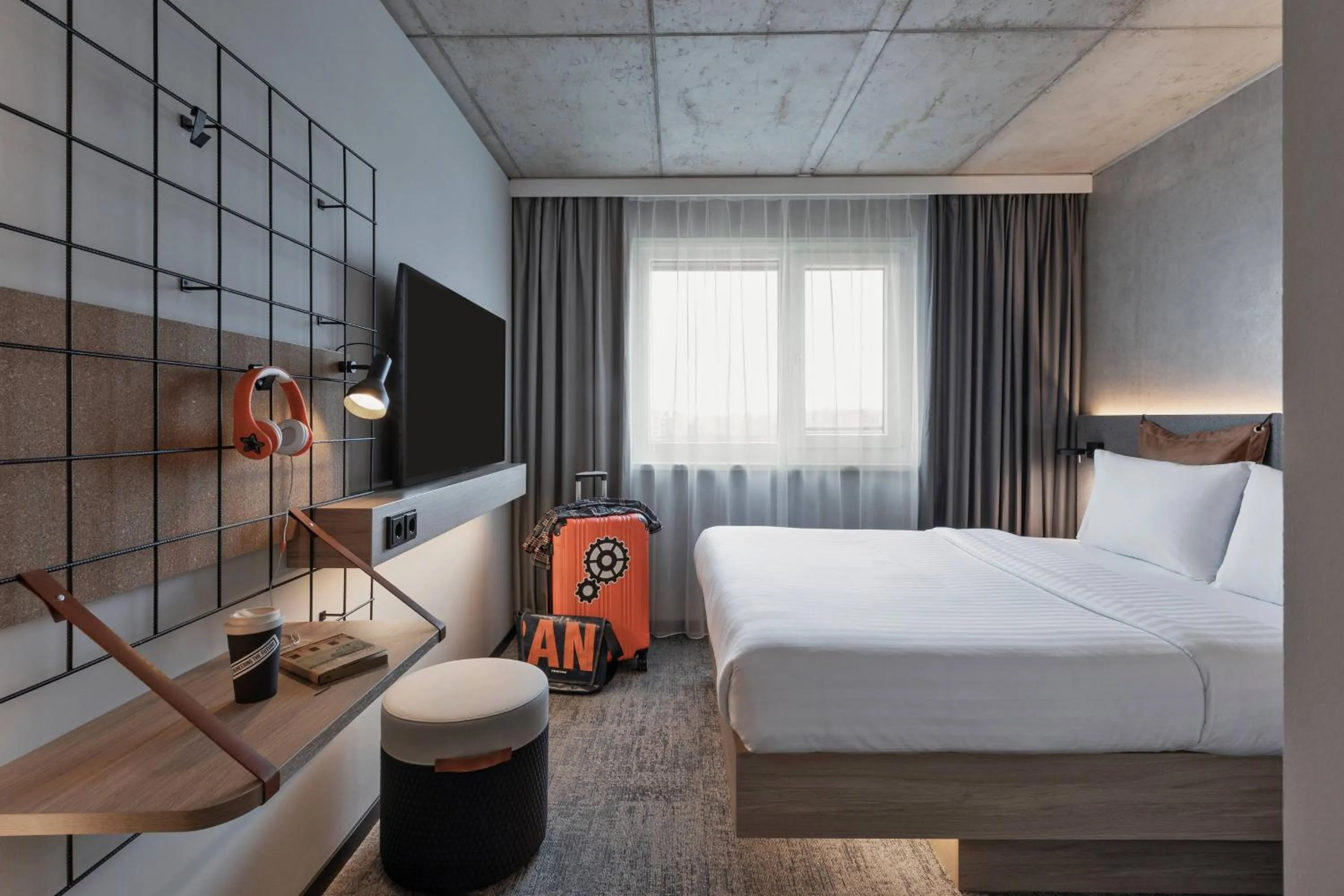 Photo of the whole room, Bed in Moxy Hamburg Altona