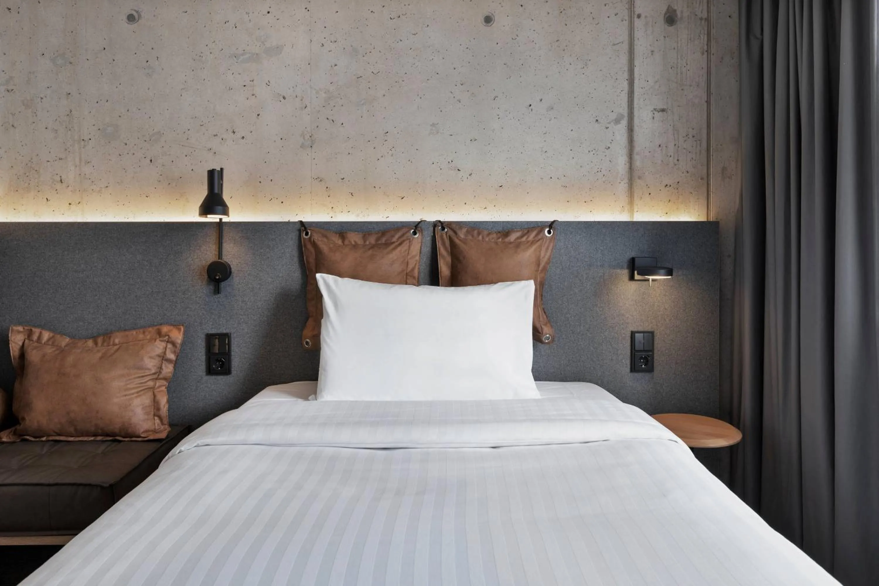 Photo of the whole room, Bed in Moxy Hamburg Altona