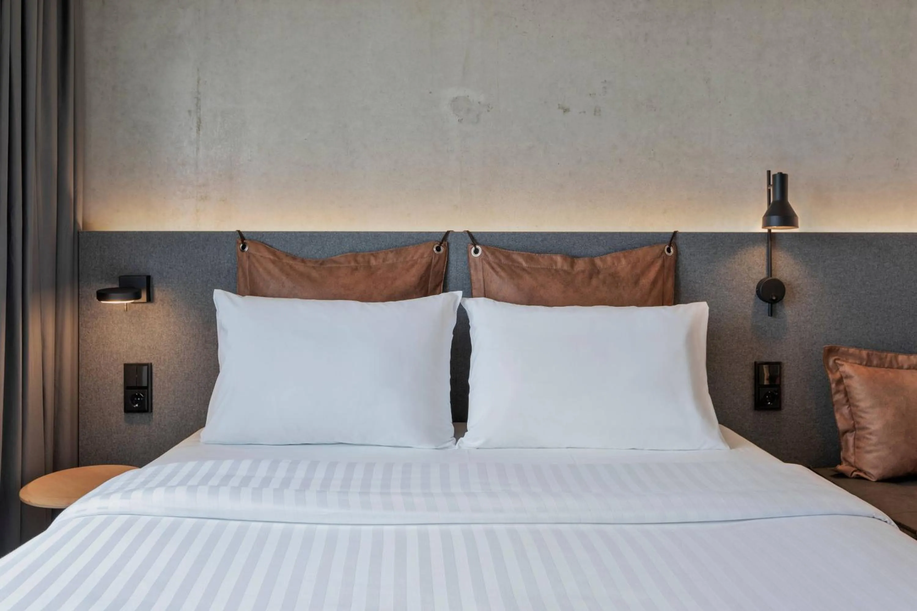 Photo of the whole room, Bed in Moxy Hamburg Altona